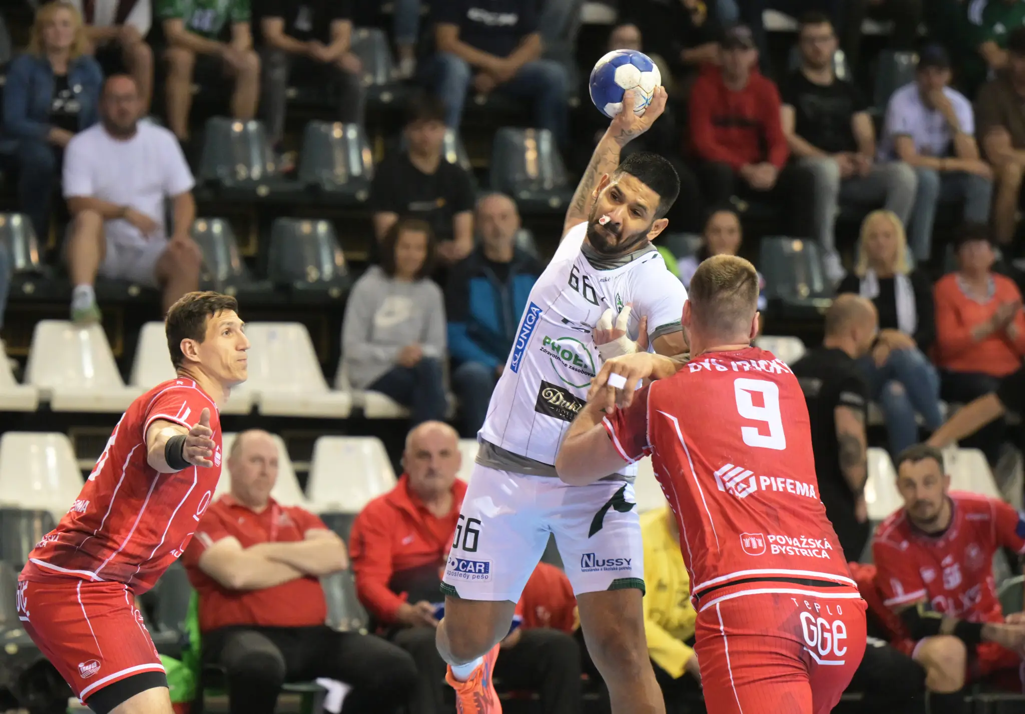 Na snímke vpravo Ivan Bystrický (Považská Bystrica) a uprostred s loptou Pavel Hernandez (Prešov)