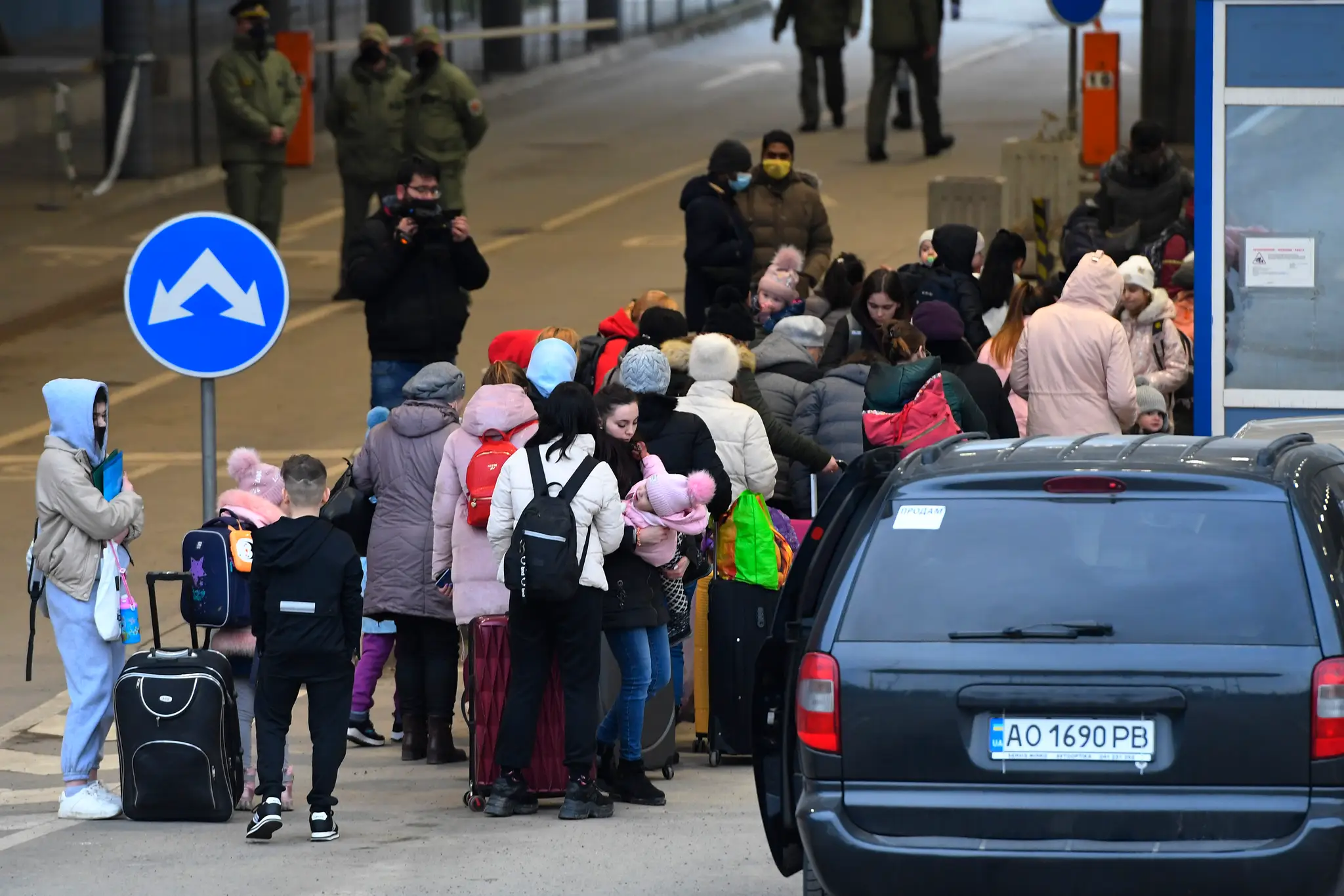 Utečenci z Ukrajiny prechádzajú cez hraničný priechod vo Vyšnom Nemeckom