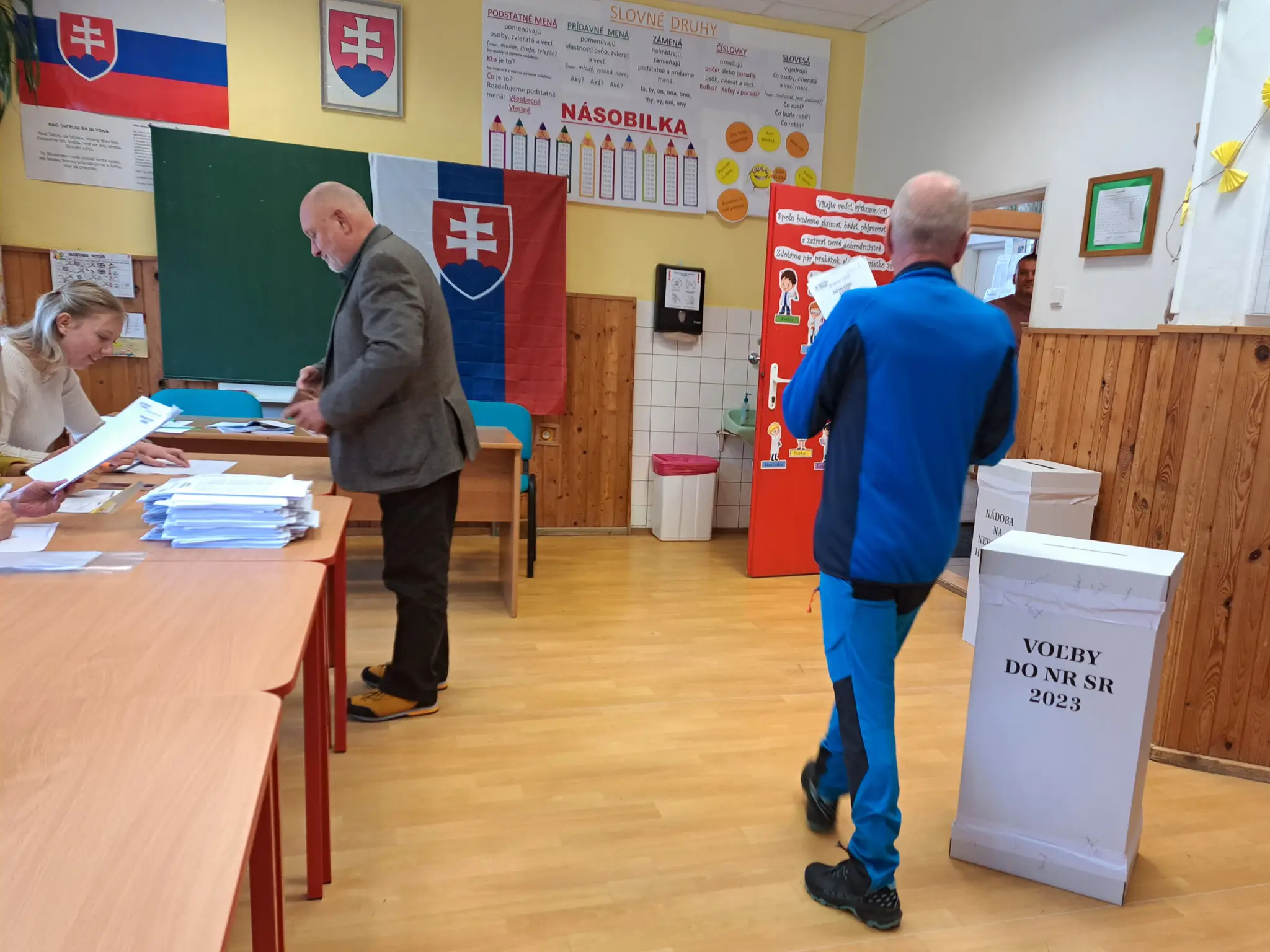 Trieda v najvyššie položenej škole na Slovensku vo Vyšných Hágoch sa zmenila na volebnú miestnosť.
