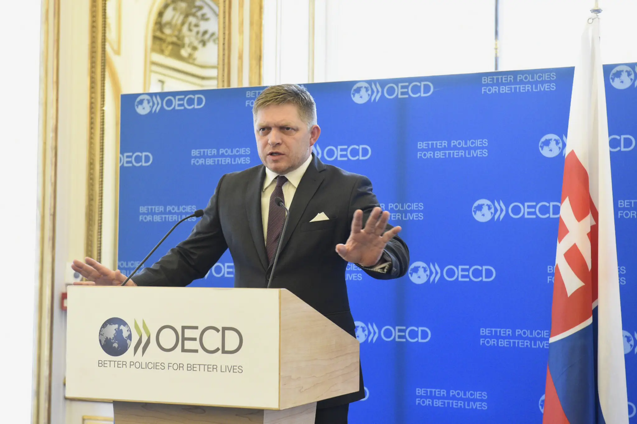 Robert Fico reční na fóre OECD v Paríži.