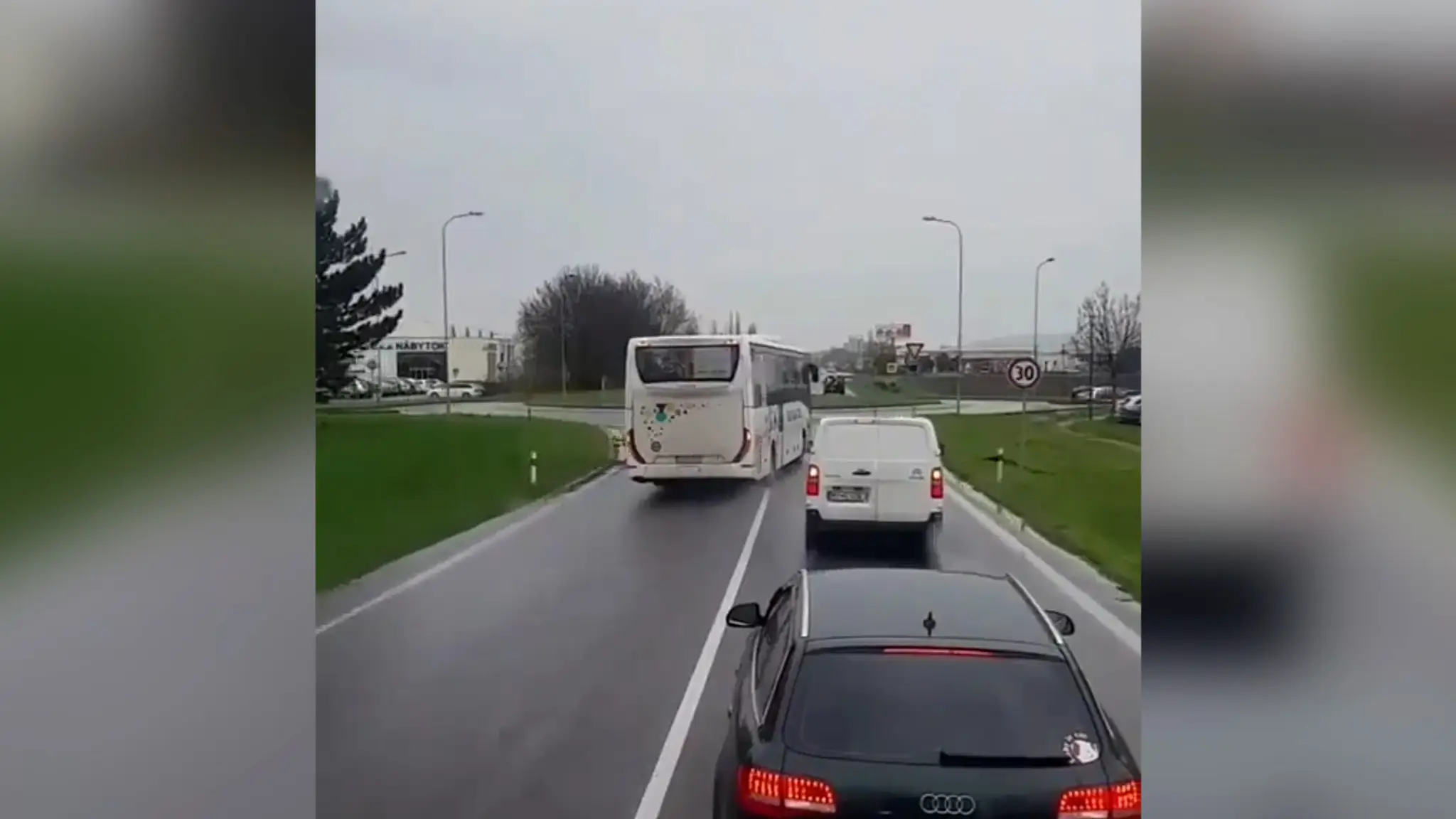 Vodič autobusu cez plnú čiaru predbieha dve autá 