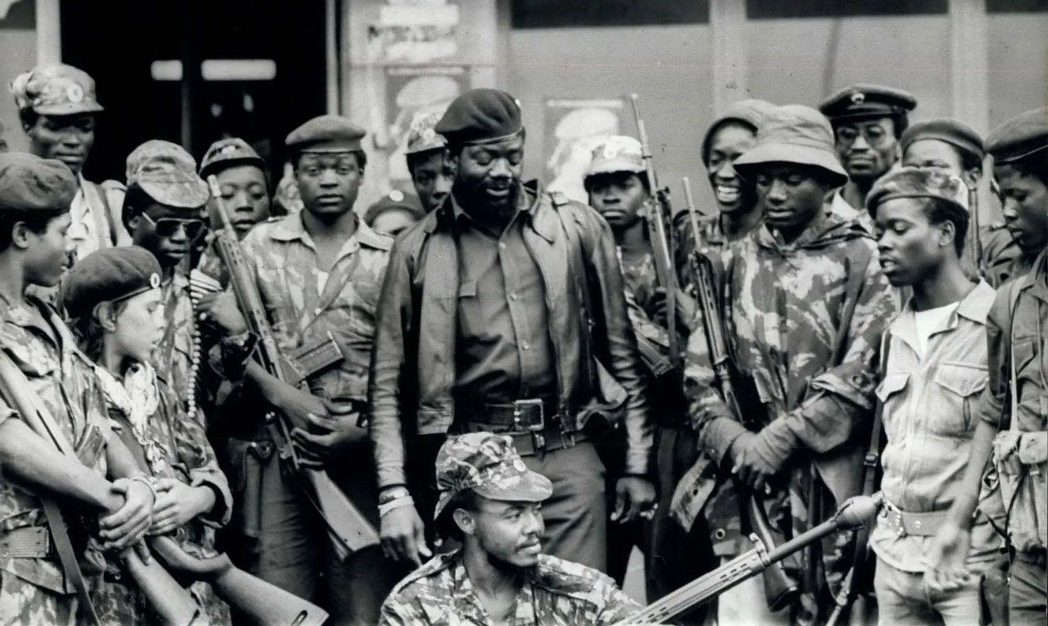 Na archívnej snímke z roku 1975 v strede veliteľ povstalcov UNITA Jonas Savimbi.