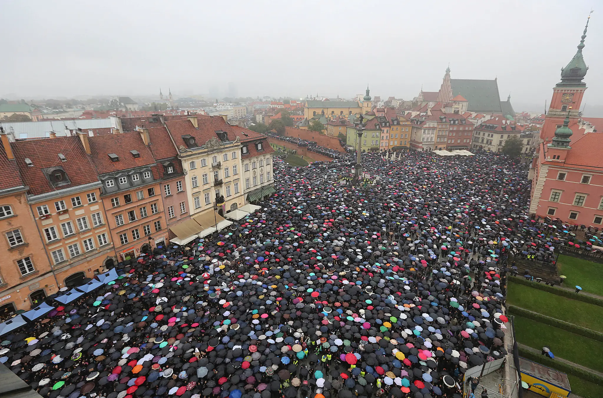Tisíce protestujúcich žien vo Varšave.