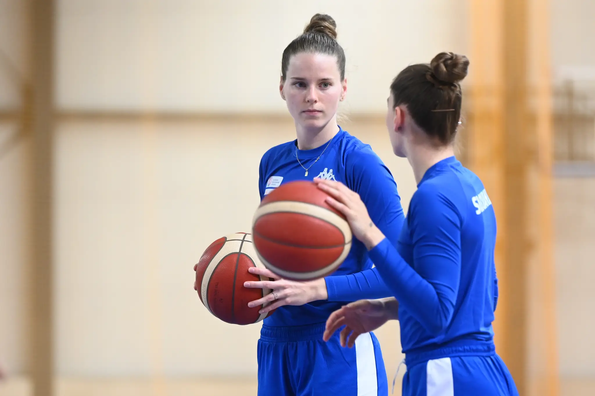 Na snímke reprezentantky Slovenska v basketbale žien, zľava Miroslava Mištinová a Natália Martišková.