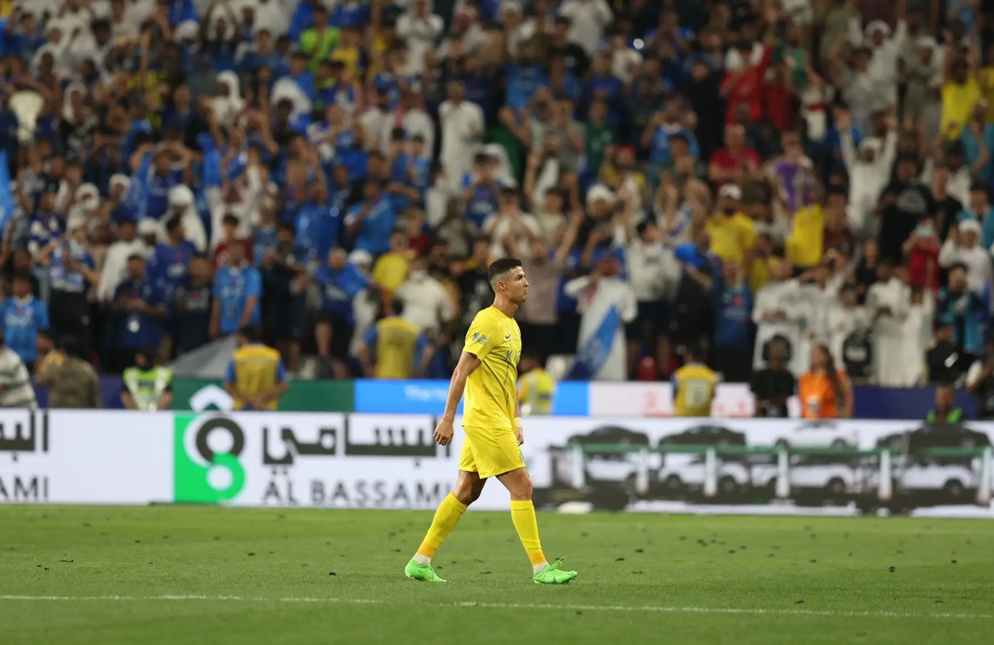 Cristiano Ronaldo odchádza z ihriska po tom, čo videl červenú kartu