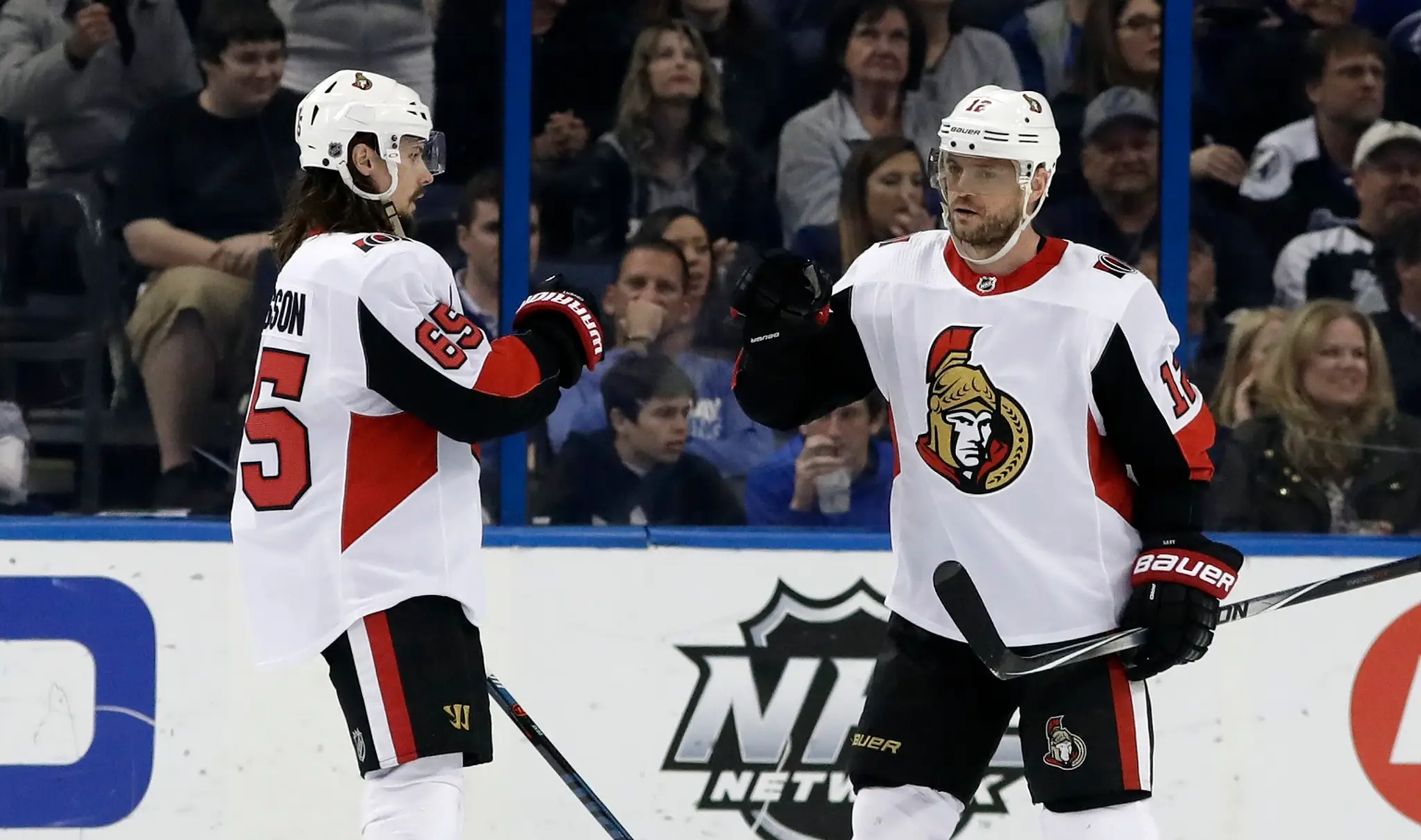Na snímke sprava slovenský hráč Ottawy Marián Gáborík a jeho spoluhráč Erik Karlsson oslavujú gól.