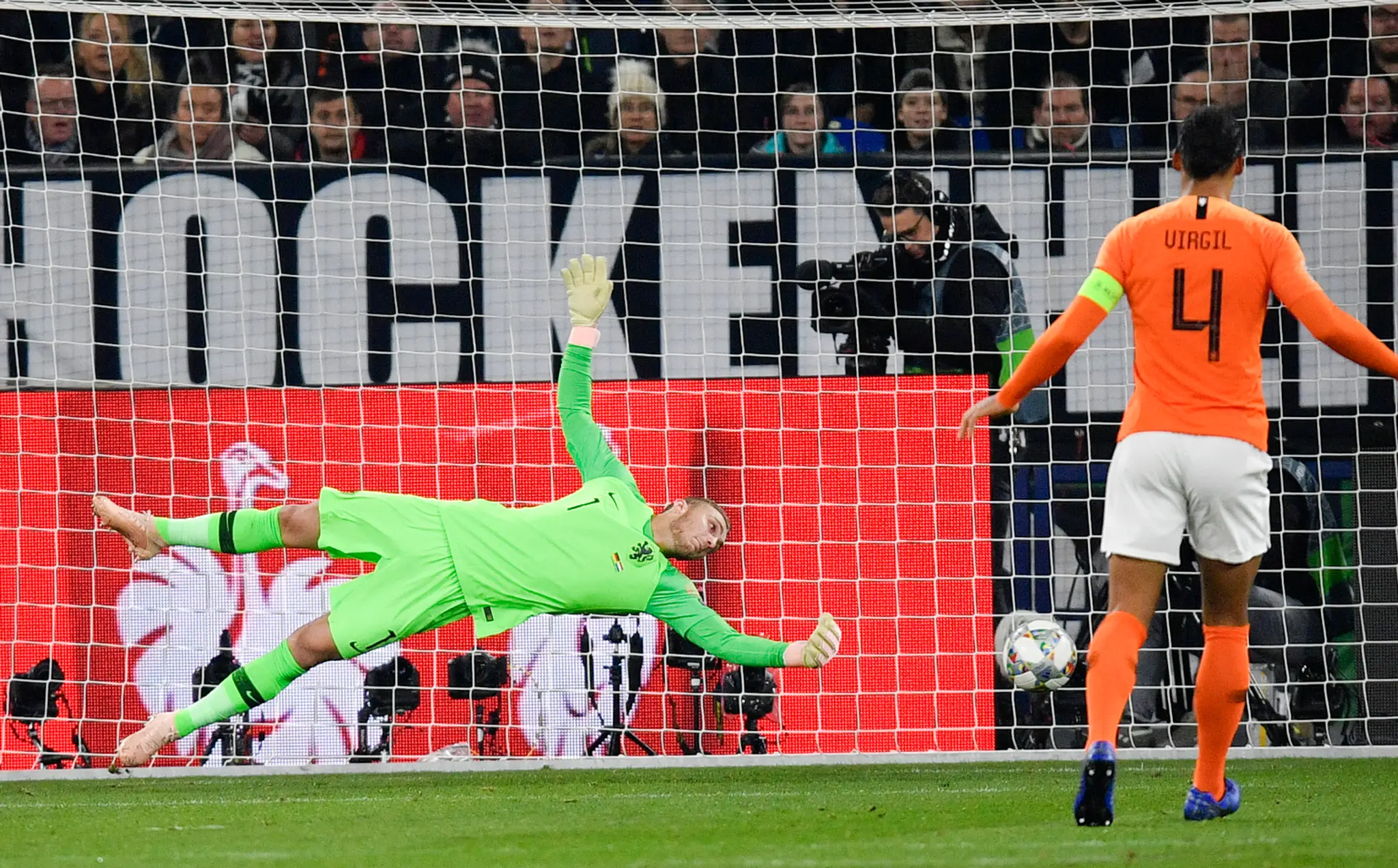 Vľavo brankár Holandska Jasper Cillessen inkasuje druhý gól.