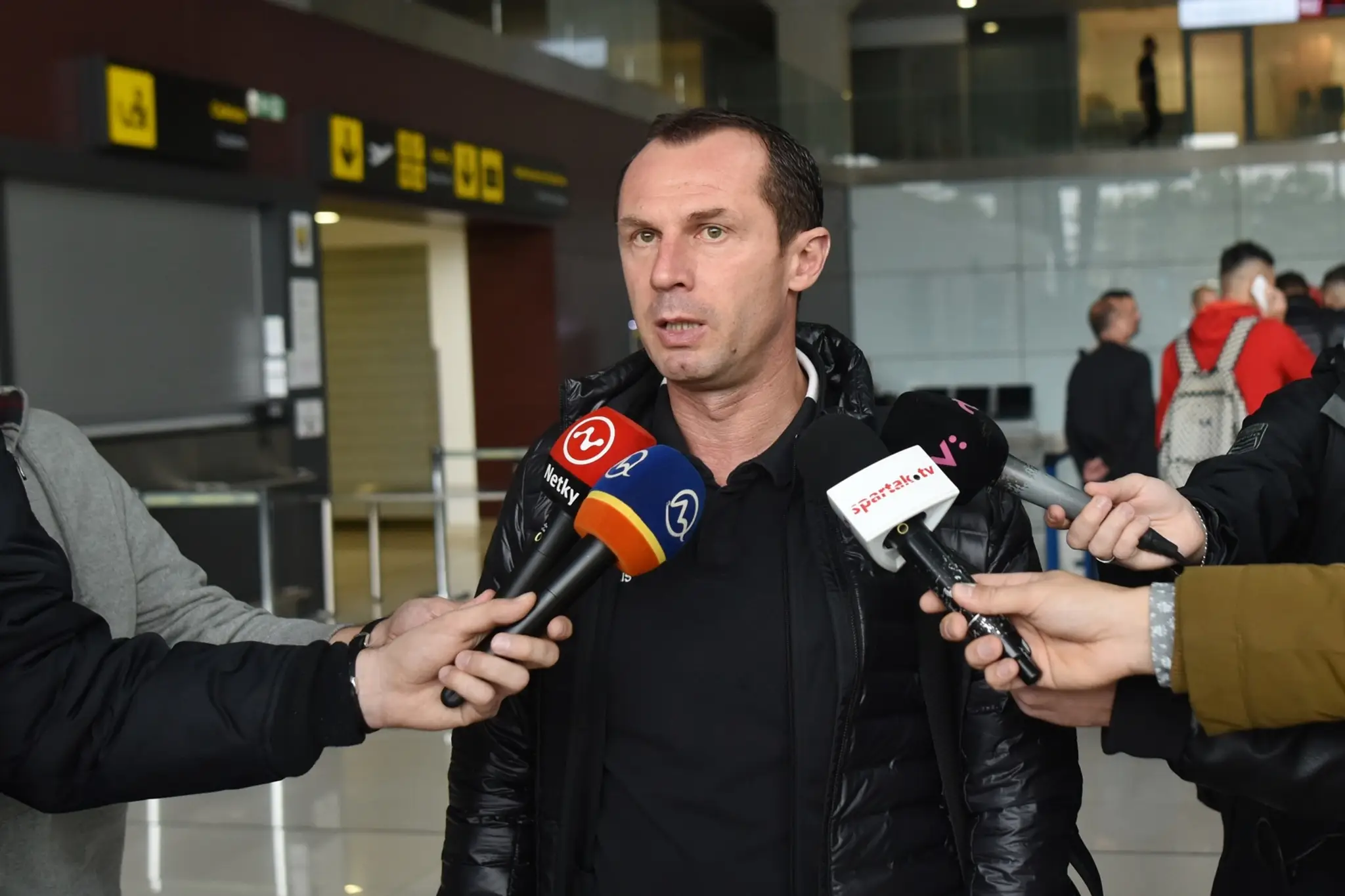 Kouč Trnavy Radoslav Látal pri príchode na bratislavské letisko pred odletom do Záhrebu na zápas Európskej ligy.