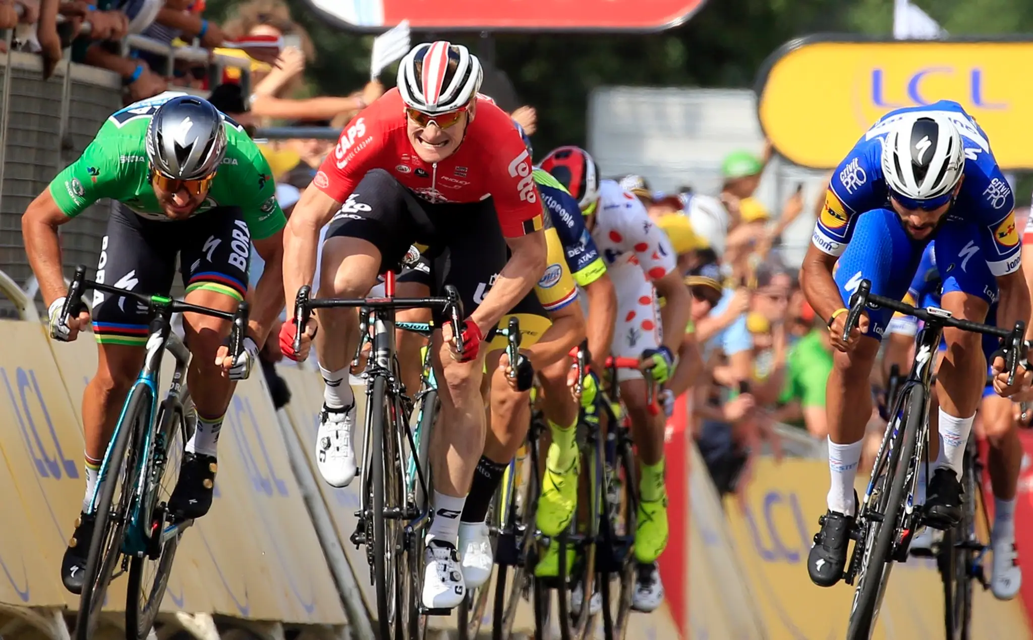 Peter Sagan (vľavo) Andre Greipel a Fernando Gaviria počas záverečného špurtu.