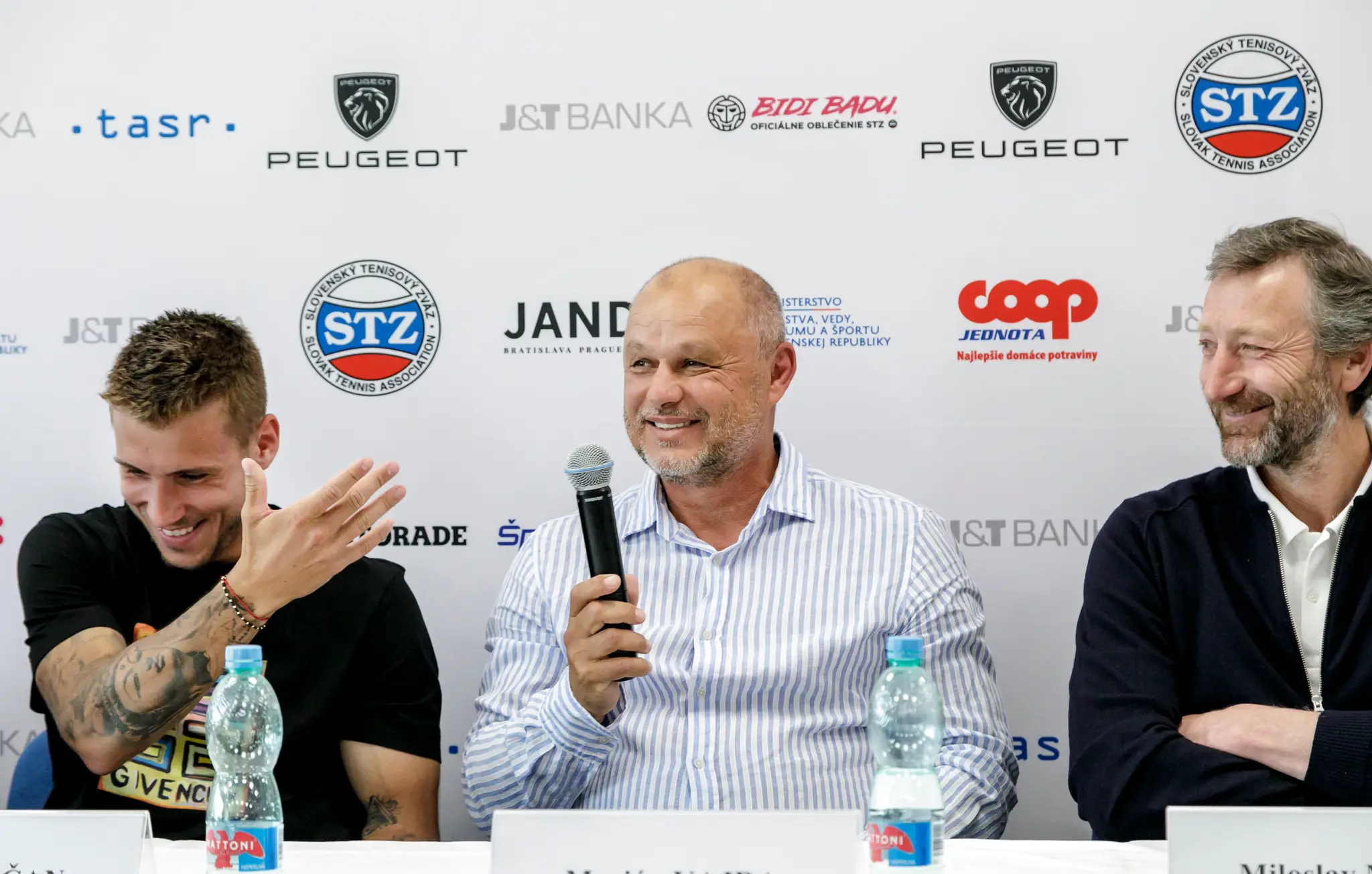 Alex Molčan, jeho hlavný tréner Marián Vajda a prezident Slovenského tenisového zväzu Miloslav Mečíř.