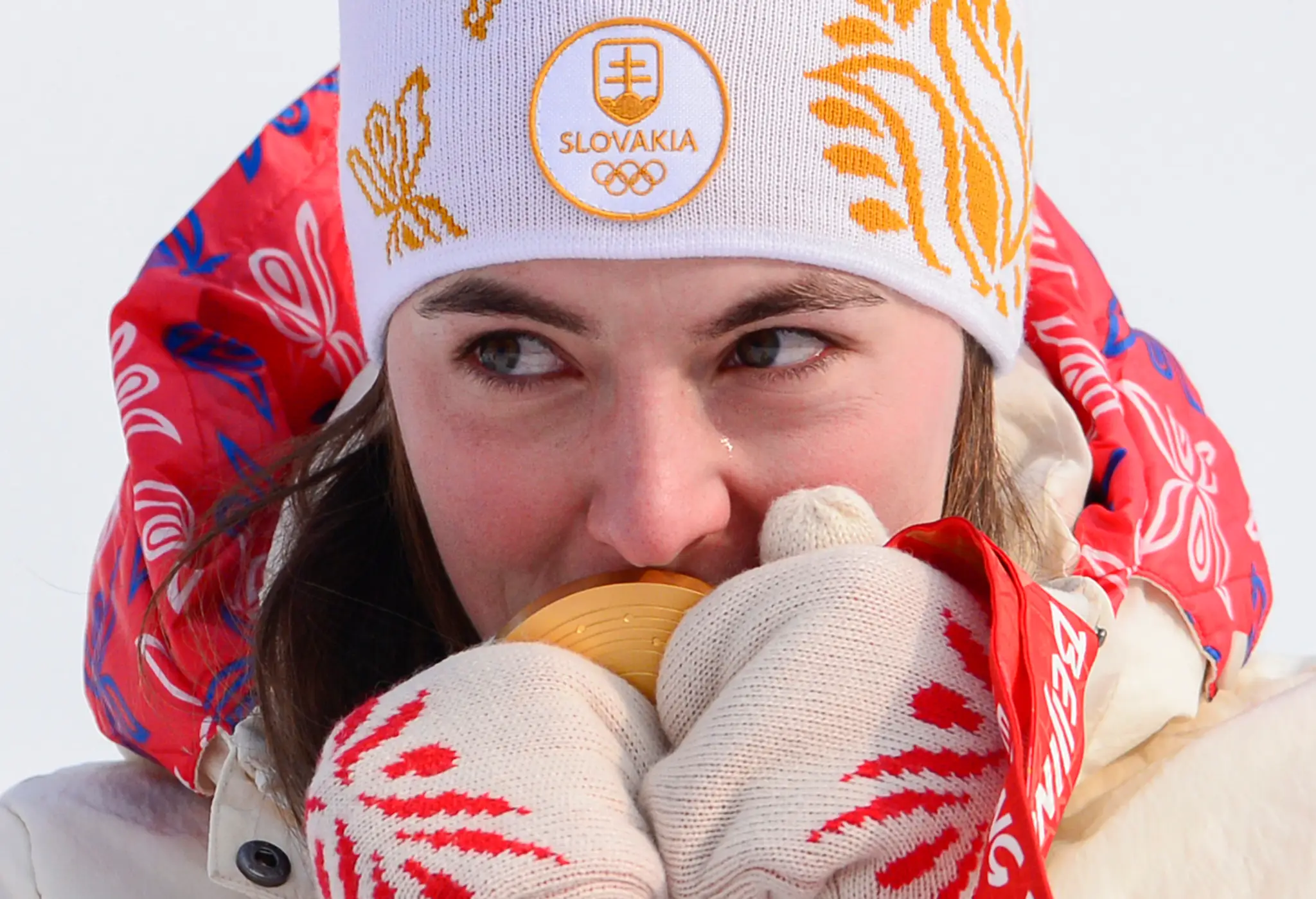 Petra Vlhová so slzami na lícach drží zlatúmedailu v slalome na ZOH 2022.