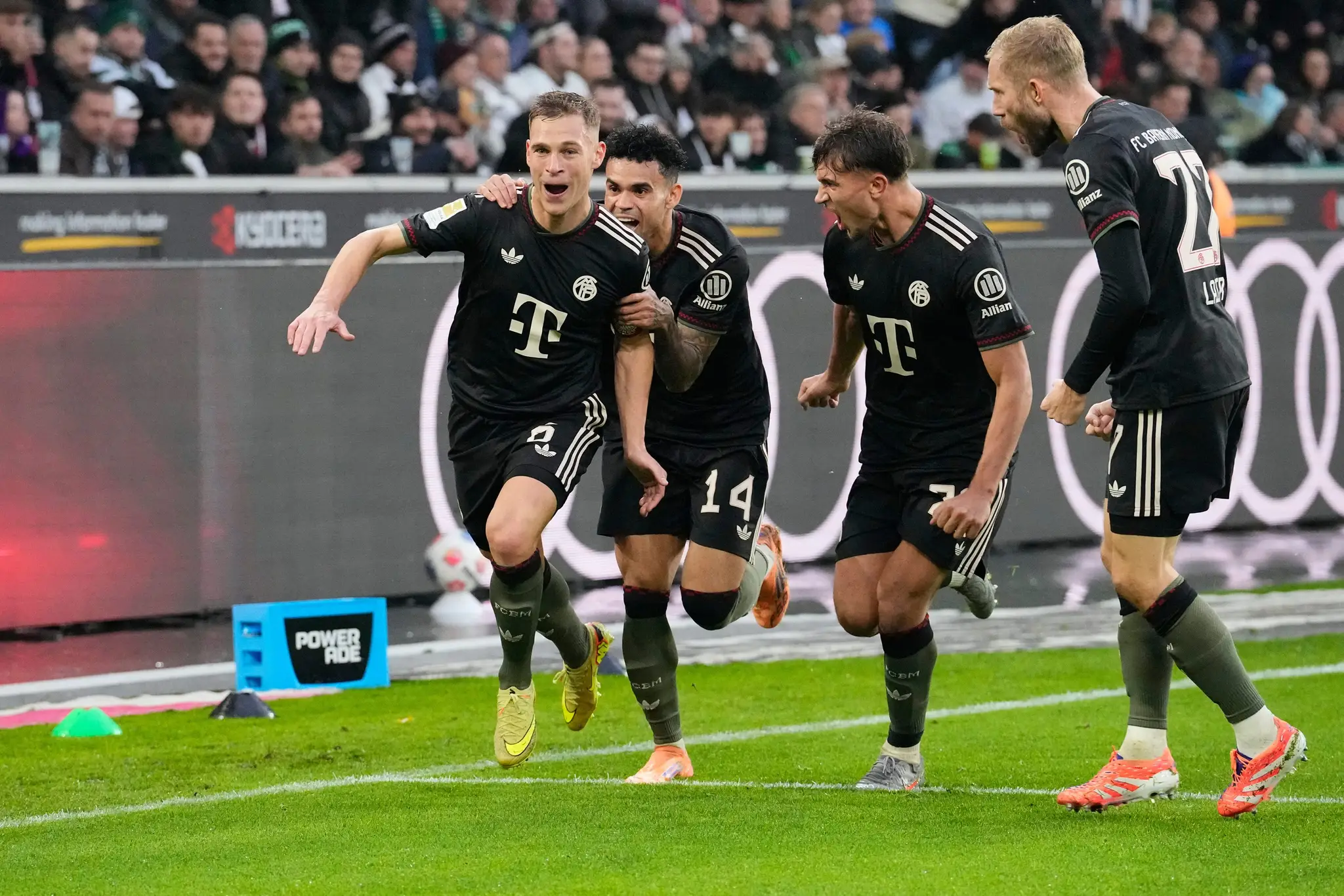 Futbalisti Bayernu Mníchov oslavujú gól.