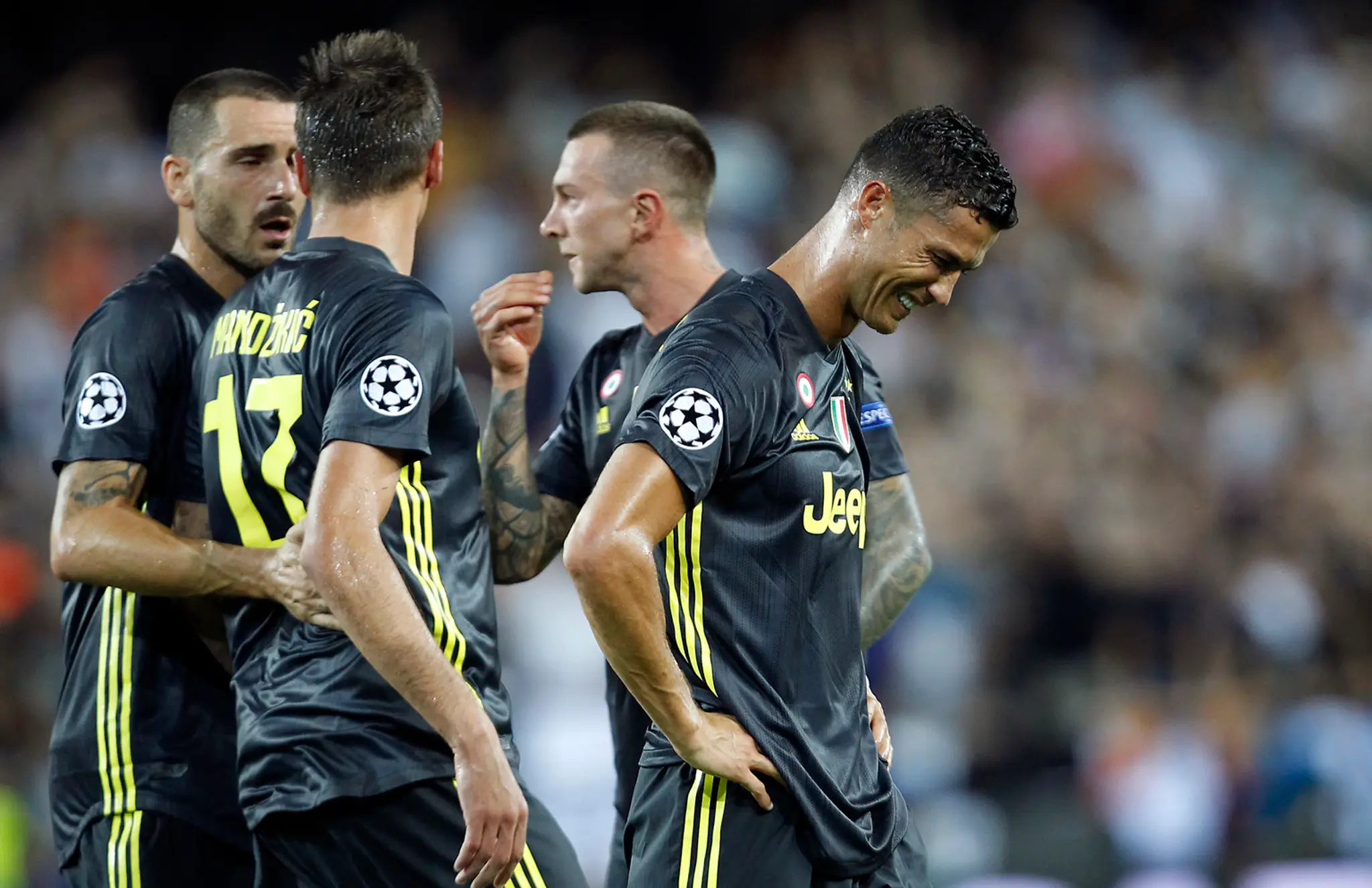 Cristiano Ronaldo z Juventusu plače po tom, čo dostal červenú kartu v dueli LM na pôde Valencie.