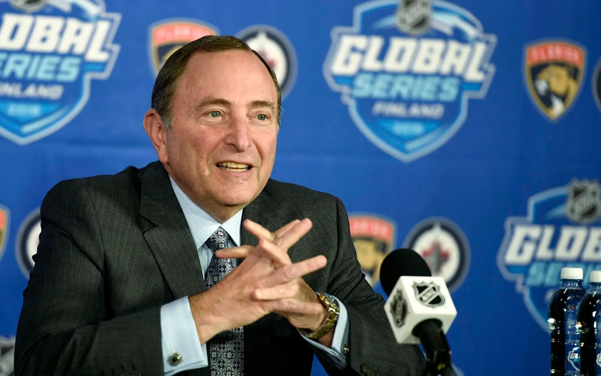 Predseda NHL Gary Bettman na tlačovej konferenci pred NHL Global Series v Helsinkách.