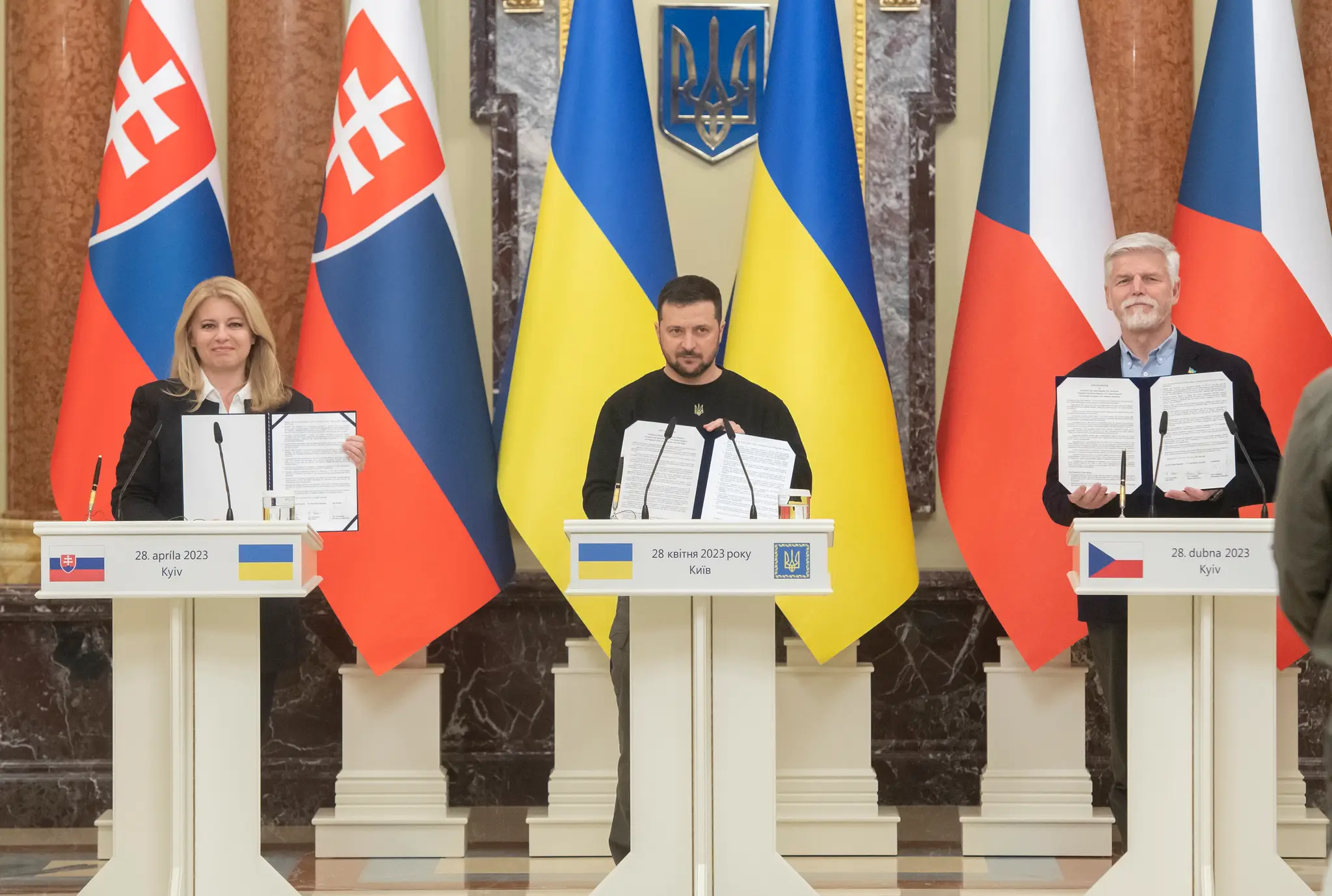 Z. Čaputová, V. Zelenskyj a P. Pavel na spoločnej tlačovej konferencii.