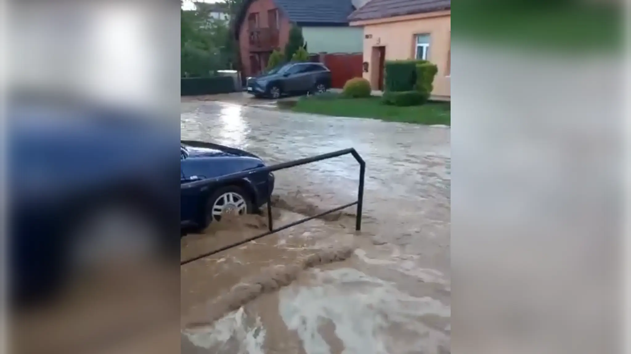 Zatopená cesta v Návojovciach.