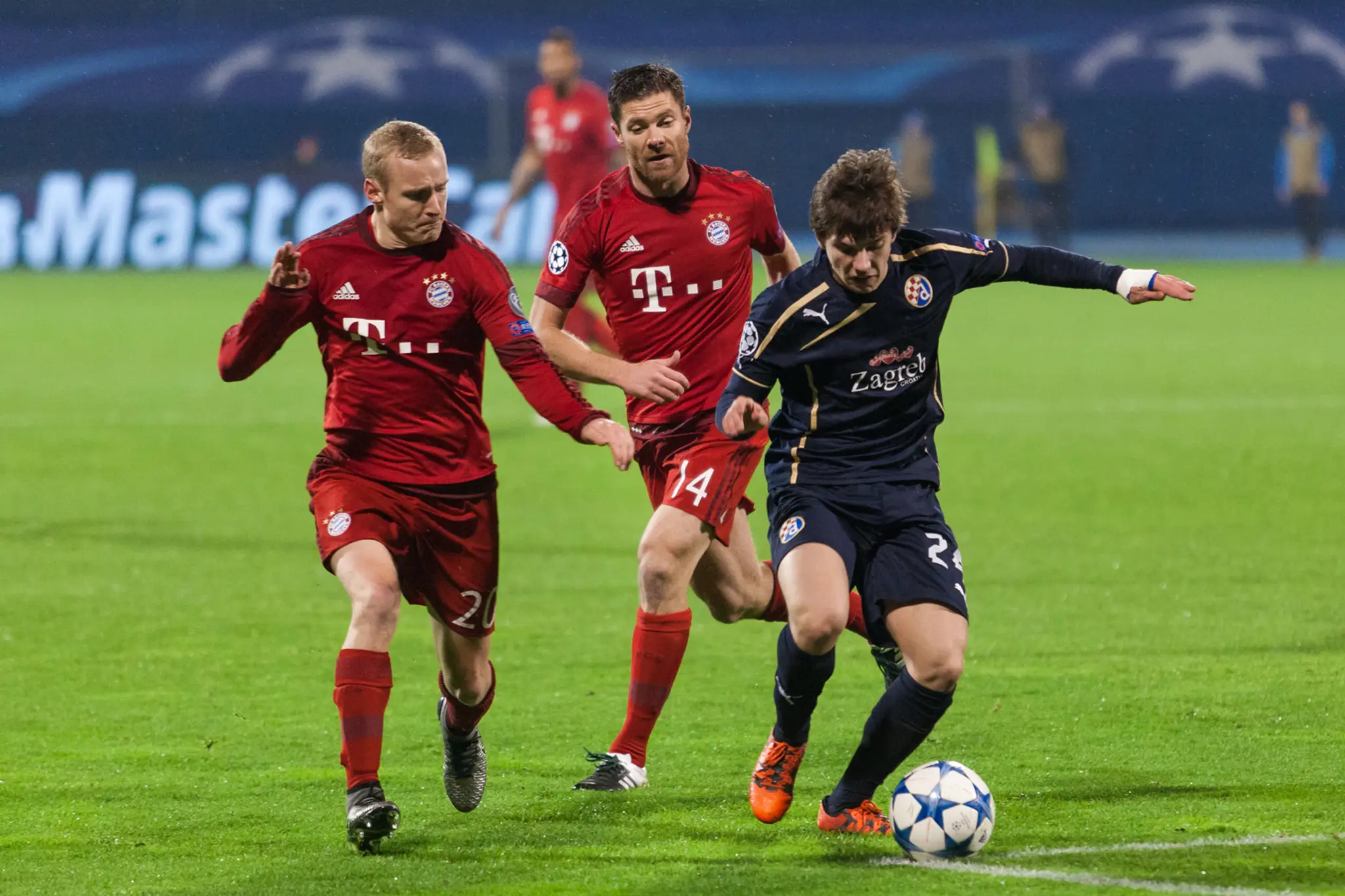 Chorvátsky supertalent Ante Čorič v súboji o loptu s Xabim Alonsom a Sebastianom Rodem z Bayernu.