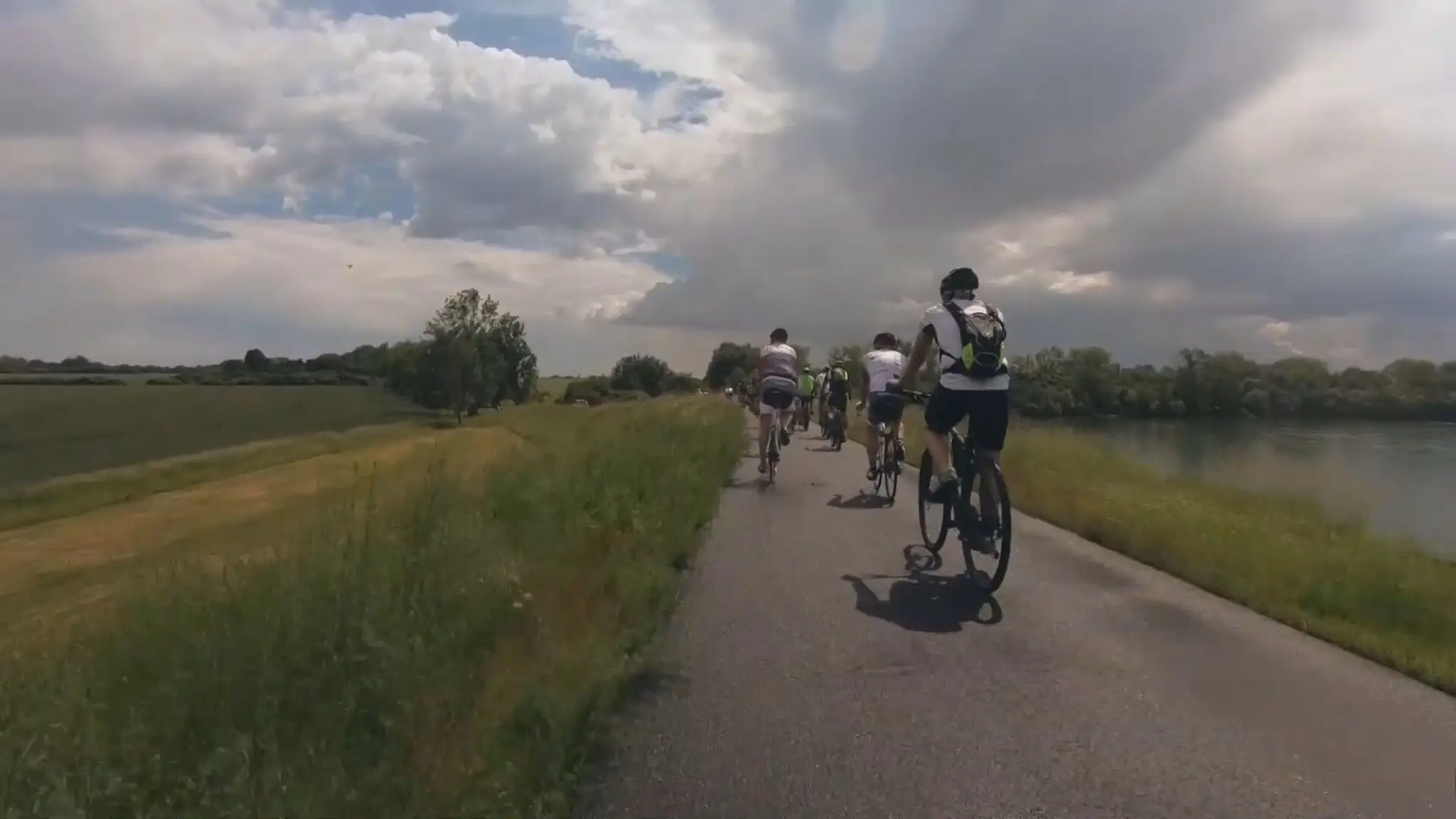 Cyklisti na bicykli na Zemplínskej šírave.