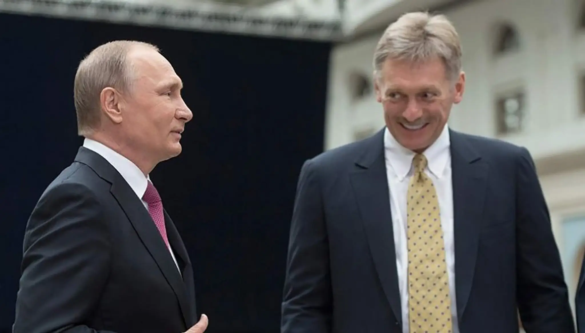 Zľava Vladimir Putin a Dmitrij Peskov.