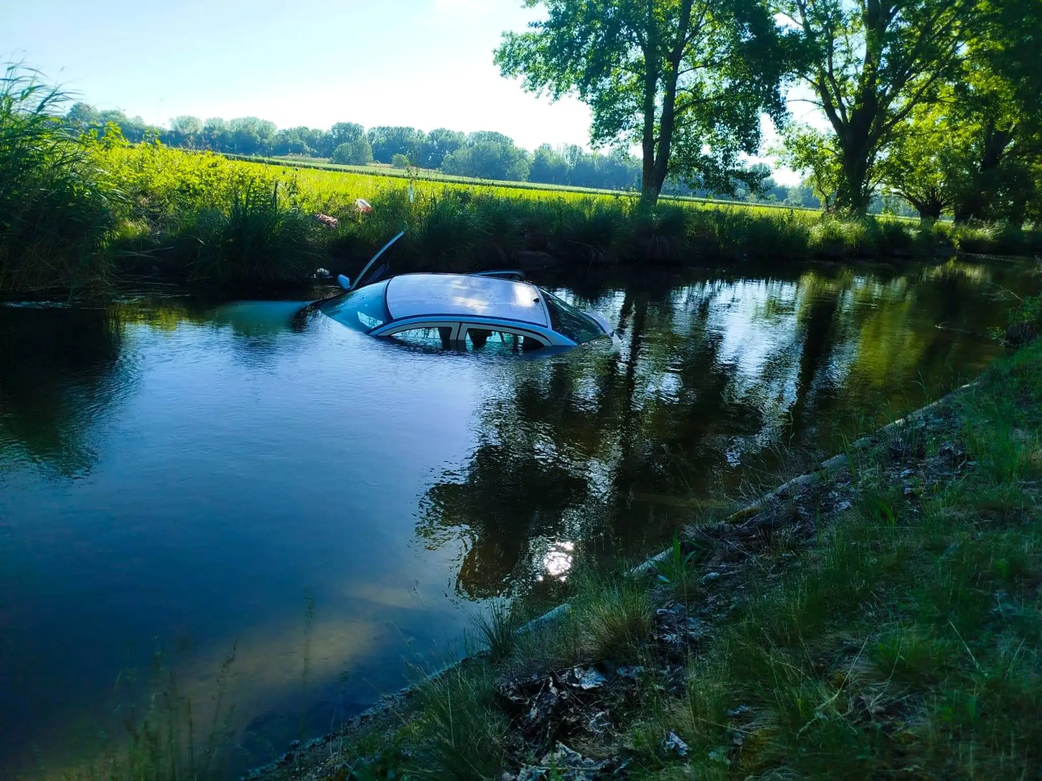 Hasiči pri obci Boheľov vyťahovali z vody auto
