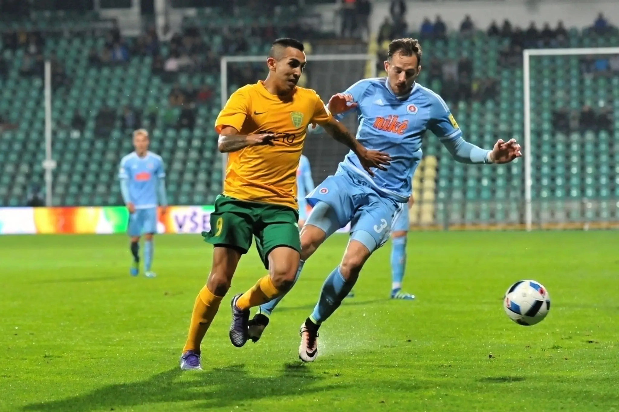Na snímke vľavo Ivan Santiago Diaz (Žilina) a Jakub Podaný (Bratislava)
