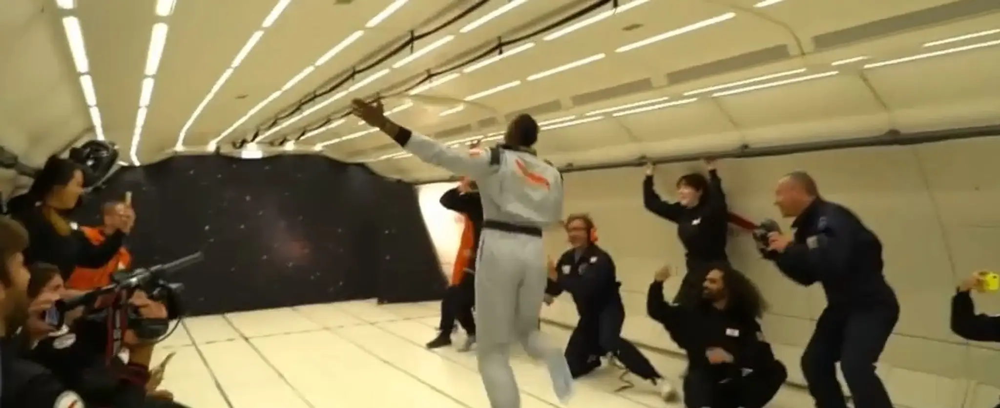 Usain Bolt počas pretekov v stave beztiaže.
