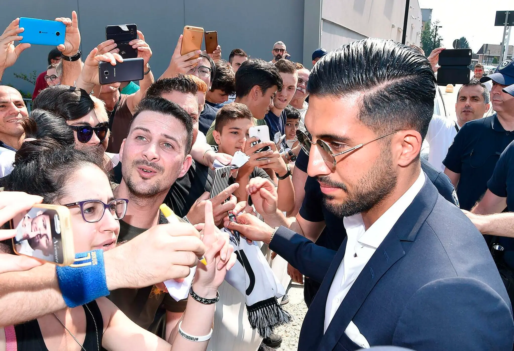 Emre Can počas príchodu do Turína, kde podpísal zmluvu s tamojším Juventusom.