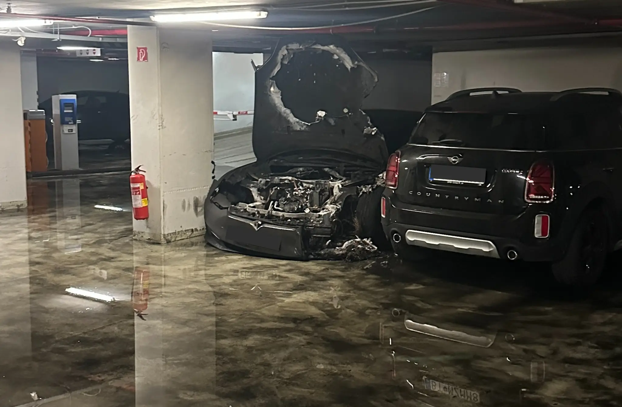 Zhorená Tesla v Petržalke