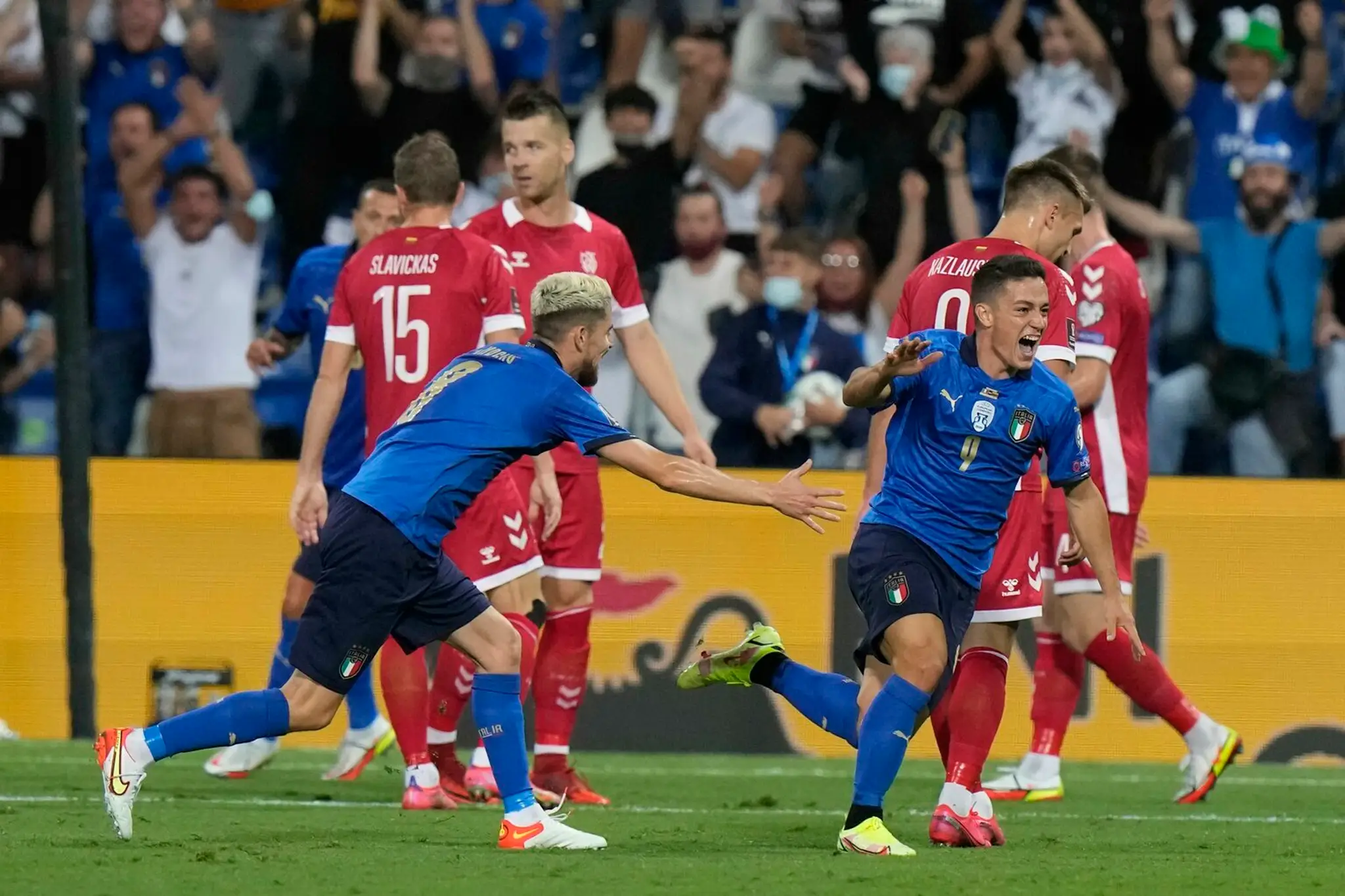 Talian Giacomo Raspadori (vpravo) oslavuje gól v kvalifikácii MS 2022 proti Litve.