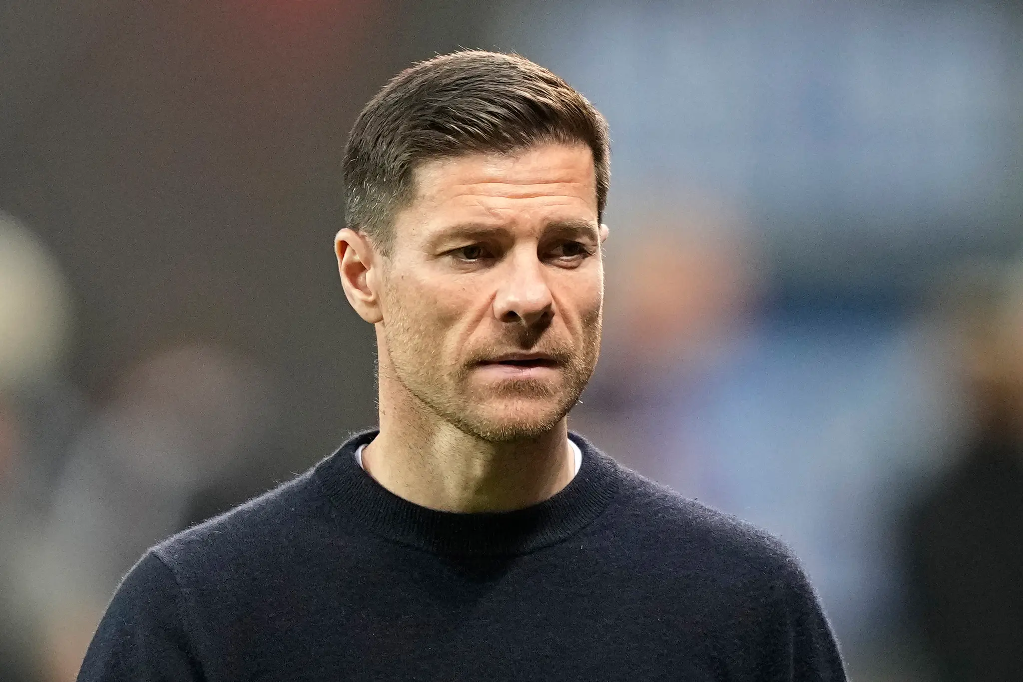 Tréner Leverkusenu Xabi Alonso prichádza na lavičku svojho tímu.