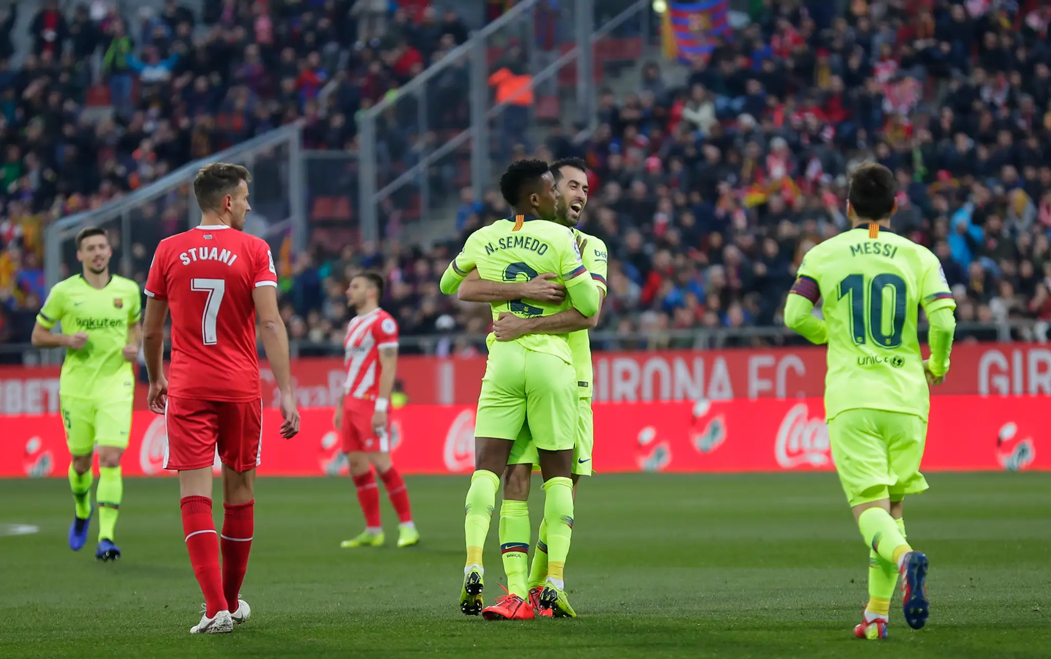 Radosť hráčov Barcelony po góle na pôde Girony.