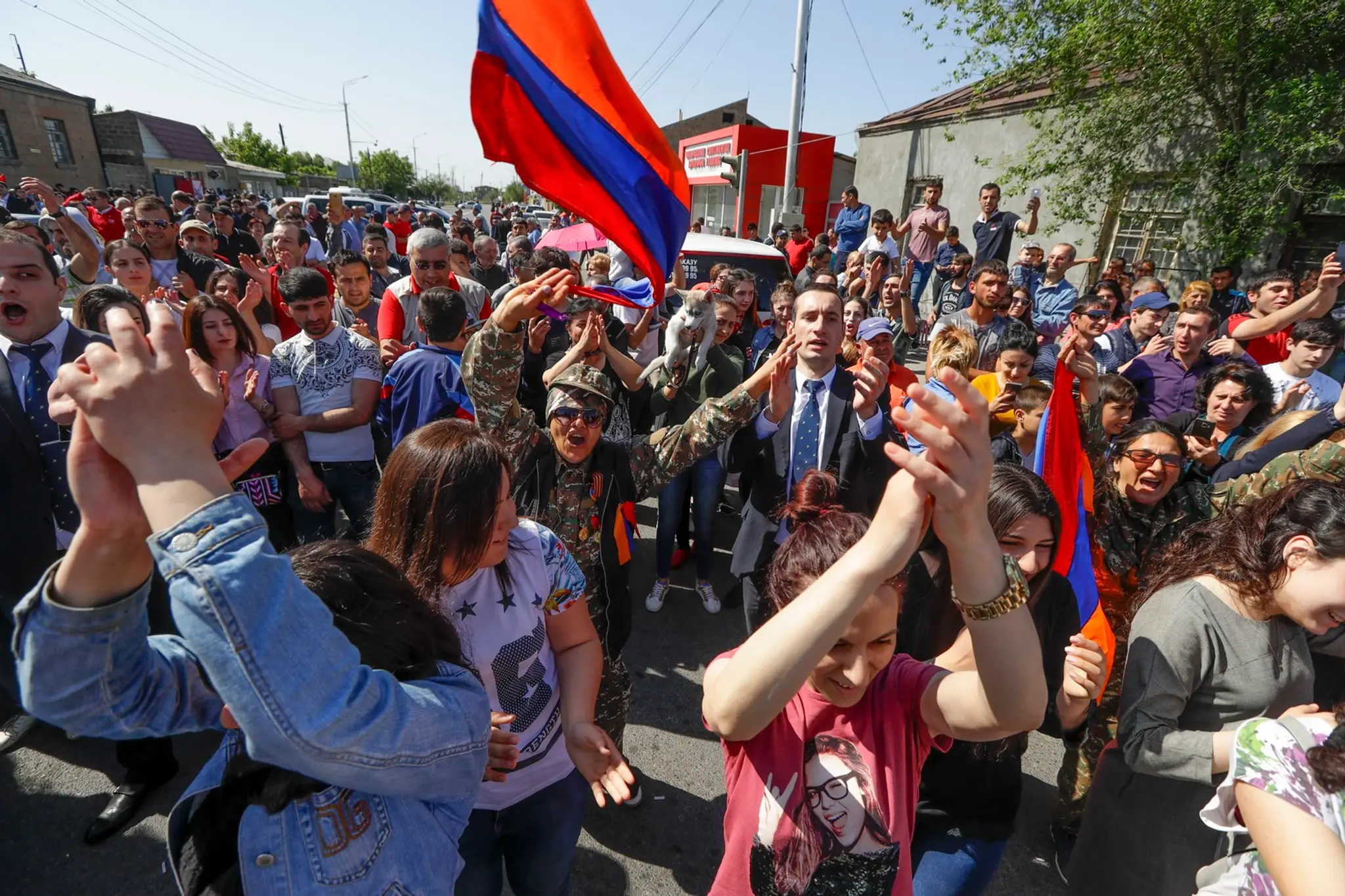 Ulice Jerevanu zaplnili stovky protestujúcich. 