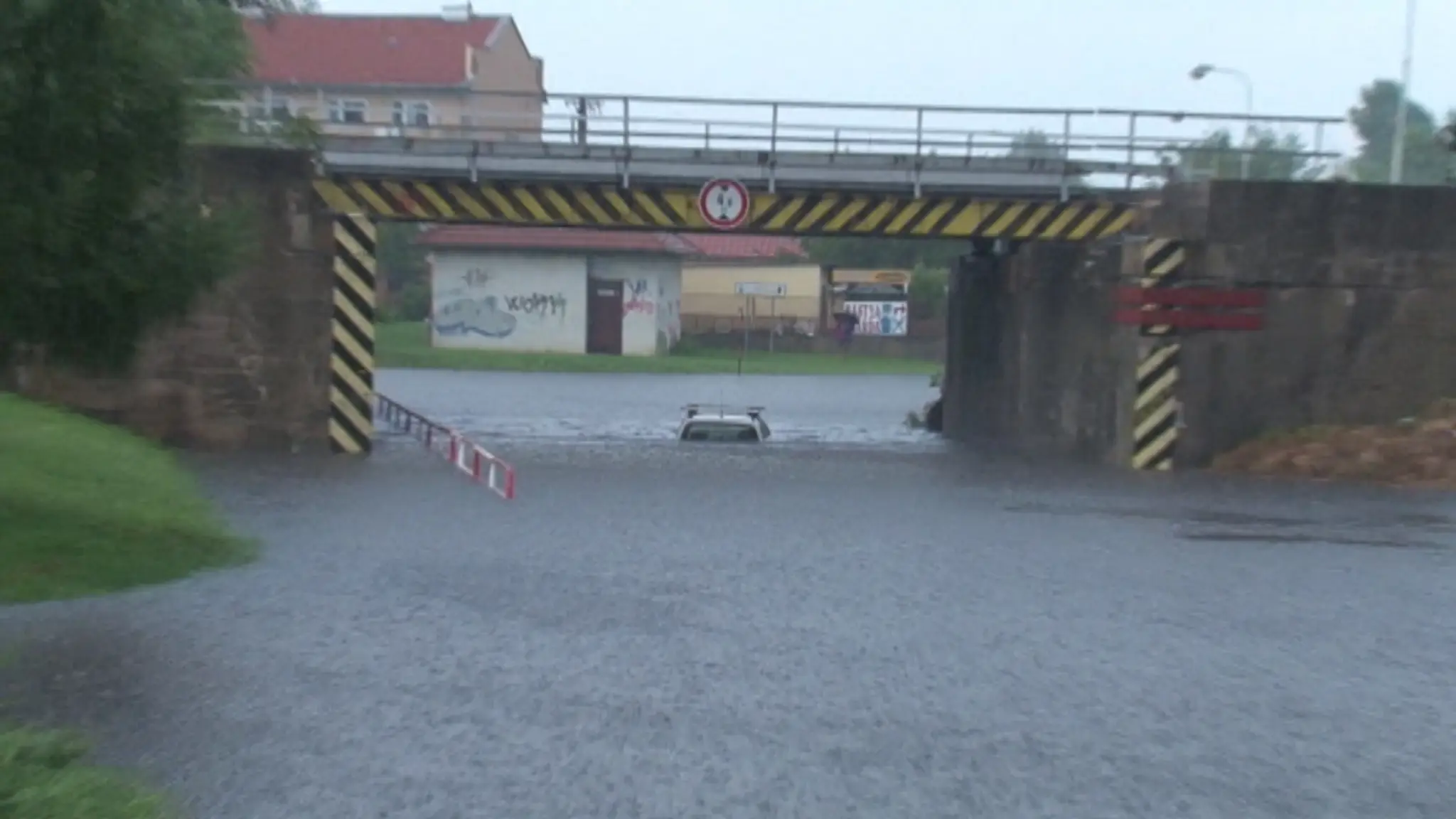 Tento záber zakliesneného auta obehol celé Slovensko.