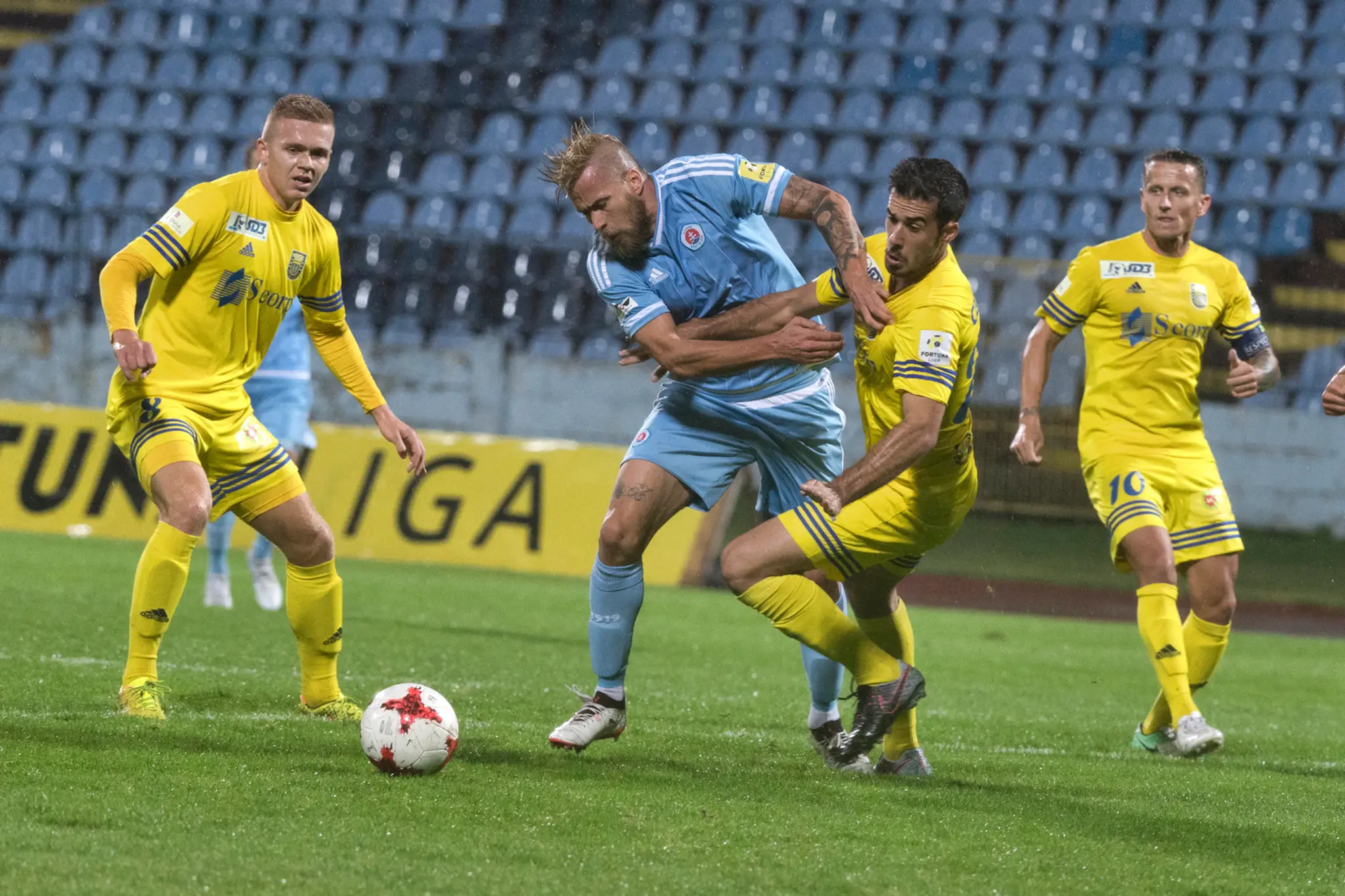 Jakub Mareš zo Slovana (v modrom), za ním José Carrillo z Michaloviec počas ligového zápasu.
