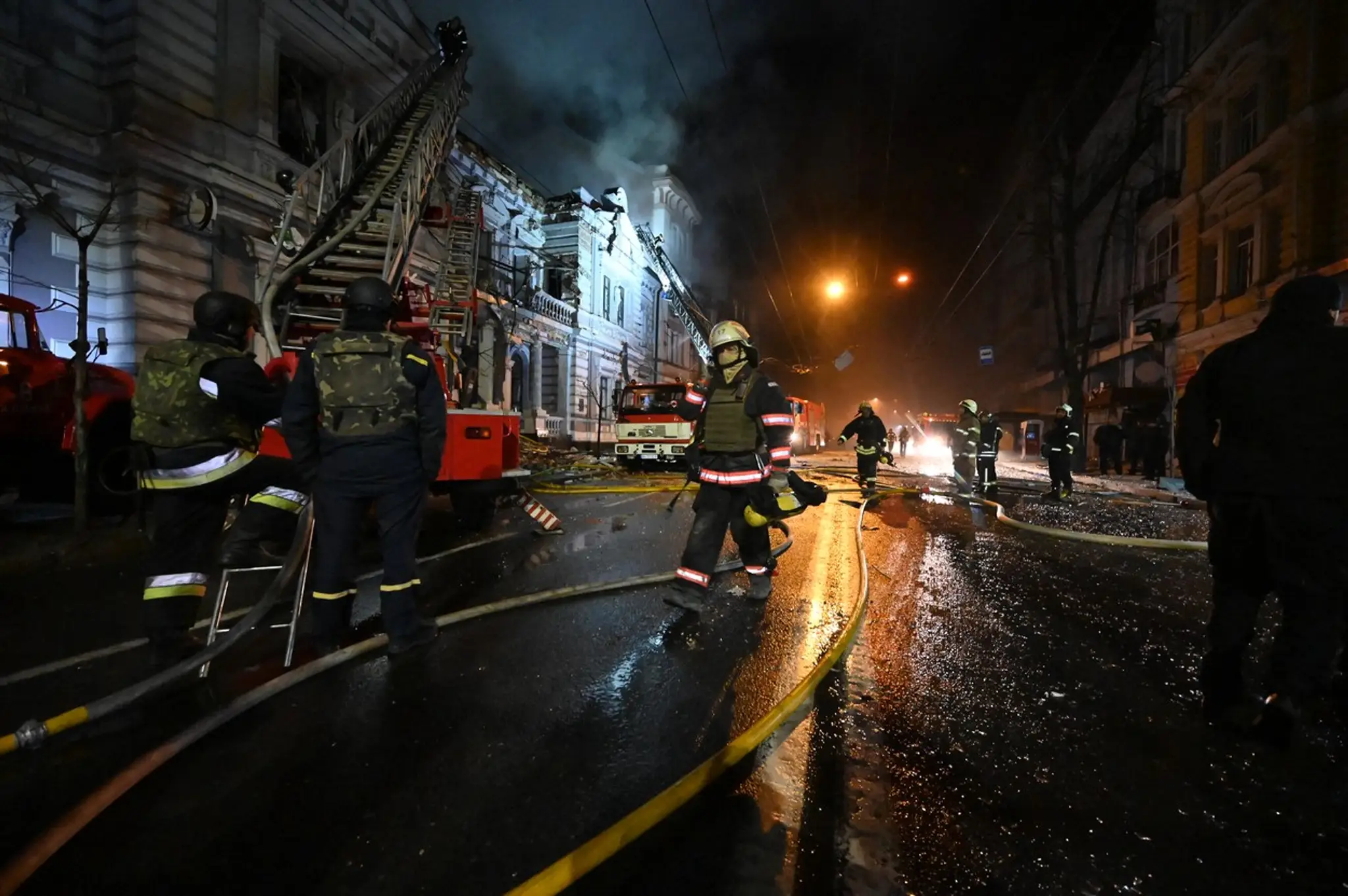 Hasiči v Charkove zasahujú po ruskom ostreľovaní.