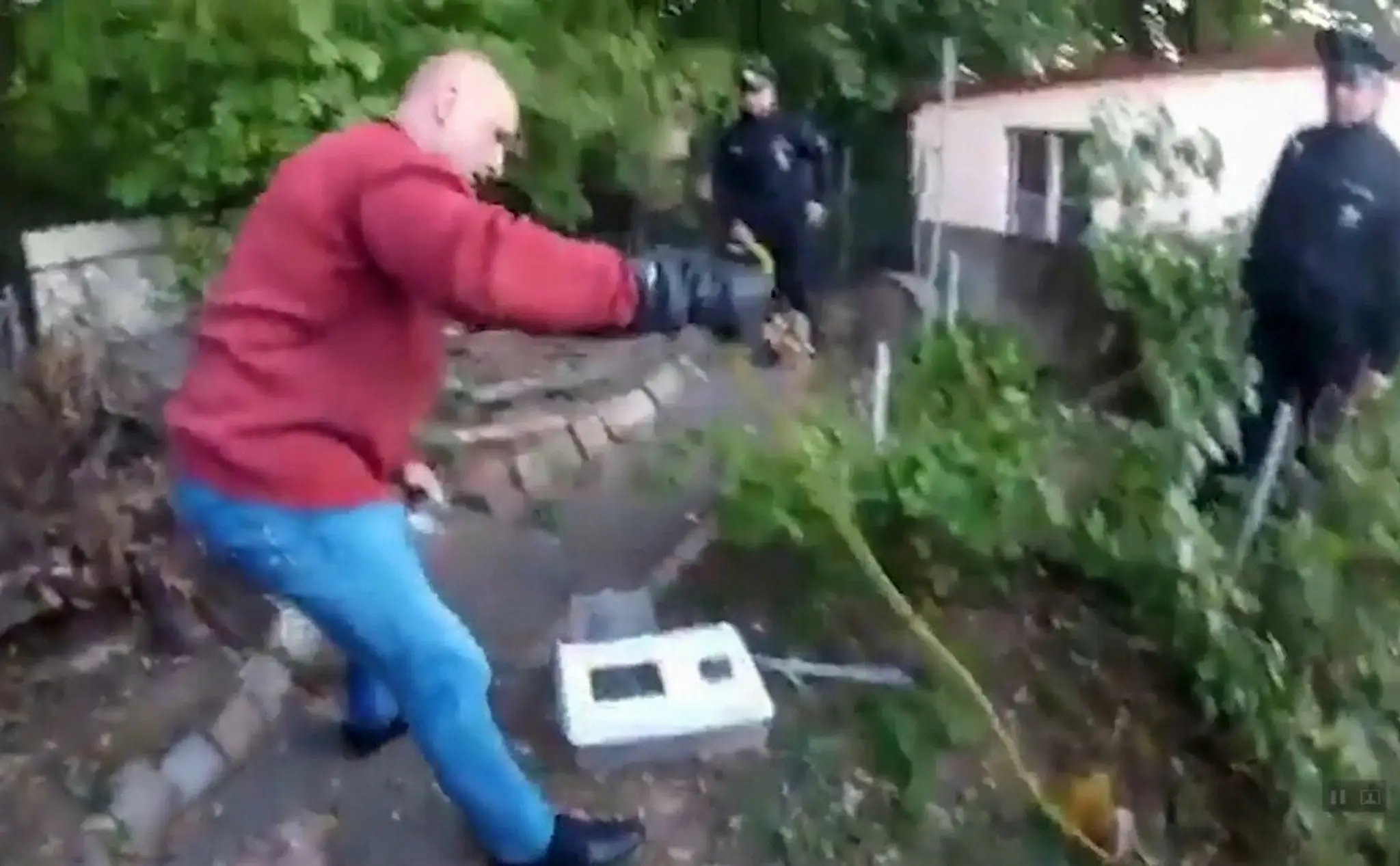 Španielsky policajti obkľúčili muža s mačetou.