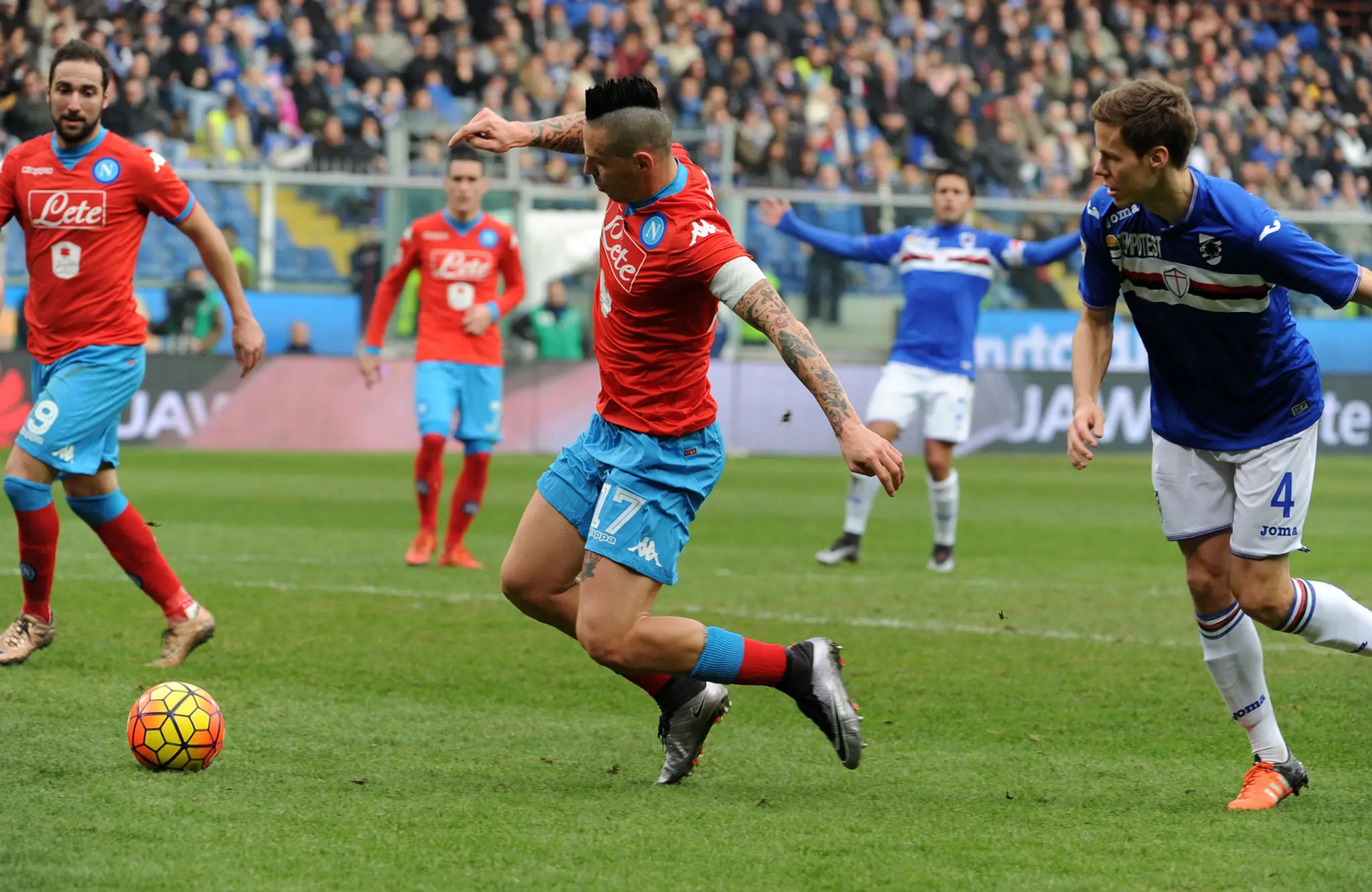 Marek Hamšík strieľa gól proti  Samporii.