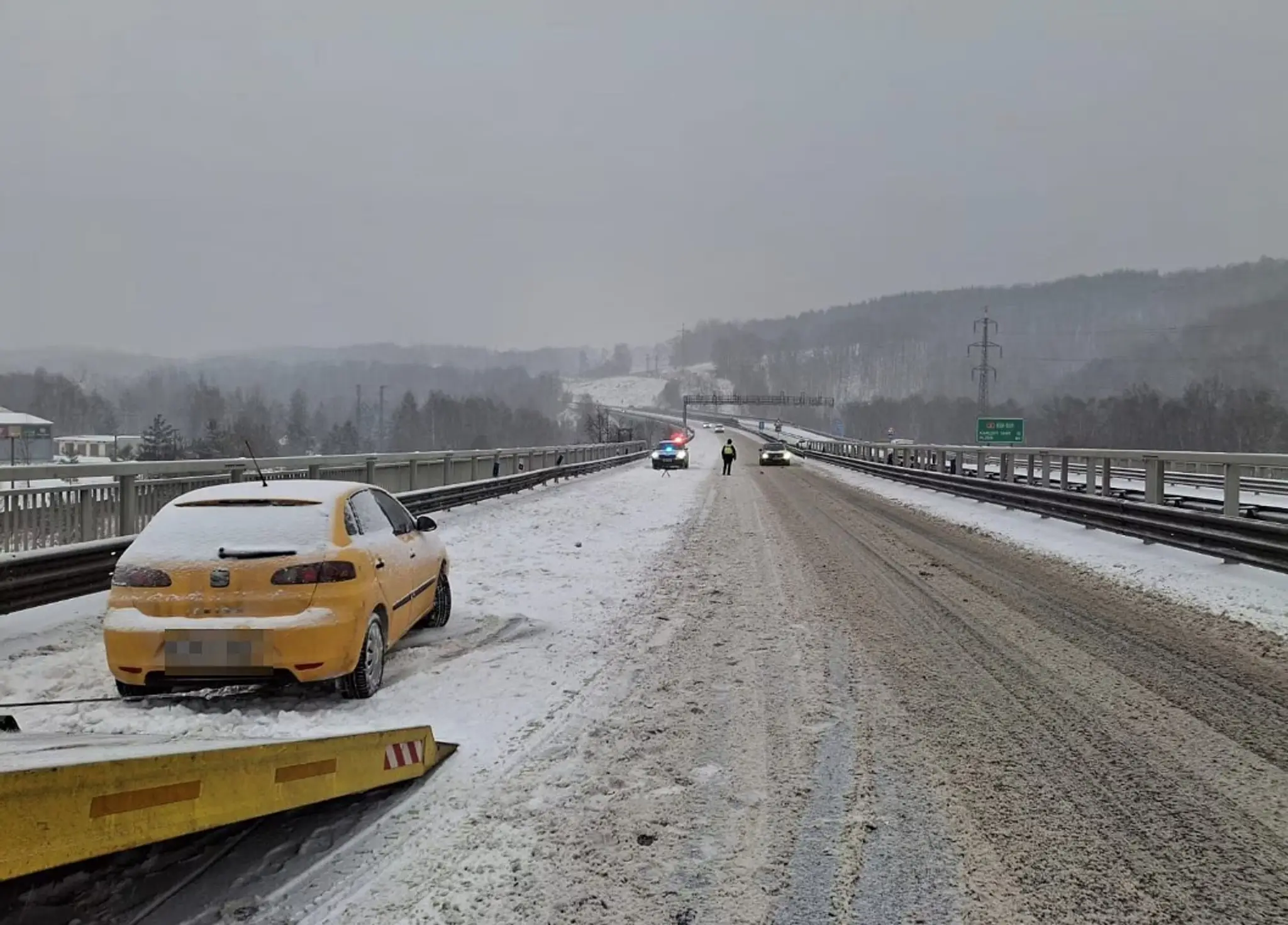 Nočné sneženie skomplikovalo dopravu v Karlových Varoch. 