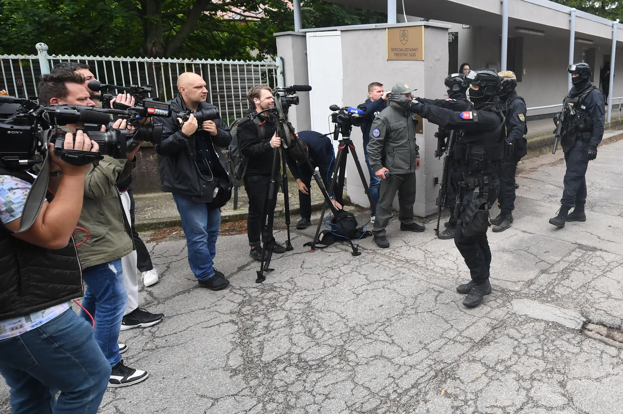 Obvineného muža priviezli na súd v Pezinku