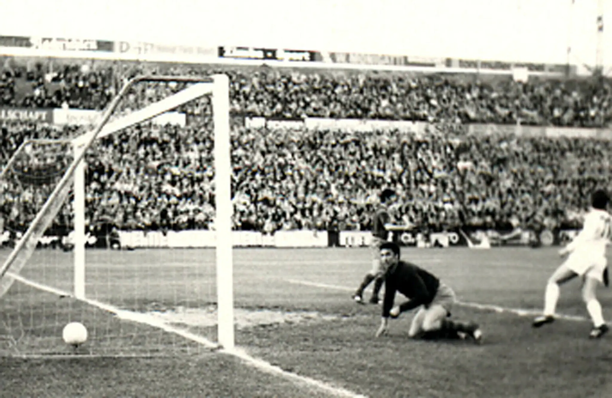 Momentka z finále PVP 1969 medzi Slovanom a Barcelonou, prvý gól v sieti brankára Barcelony Sadurniho. Autorom gólu bol Ľudovít 