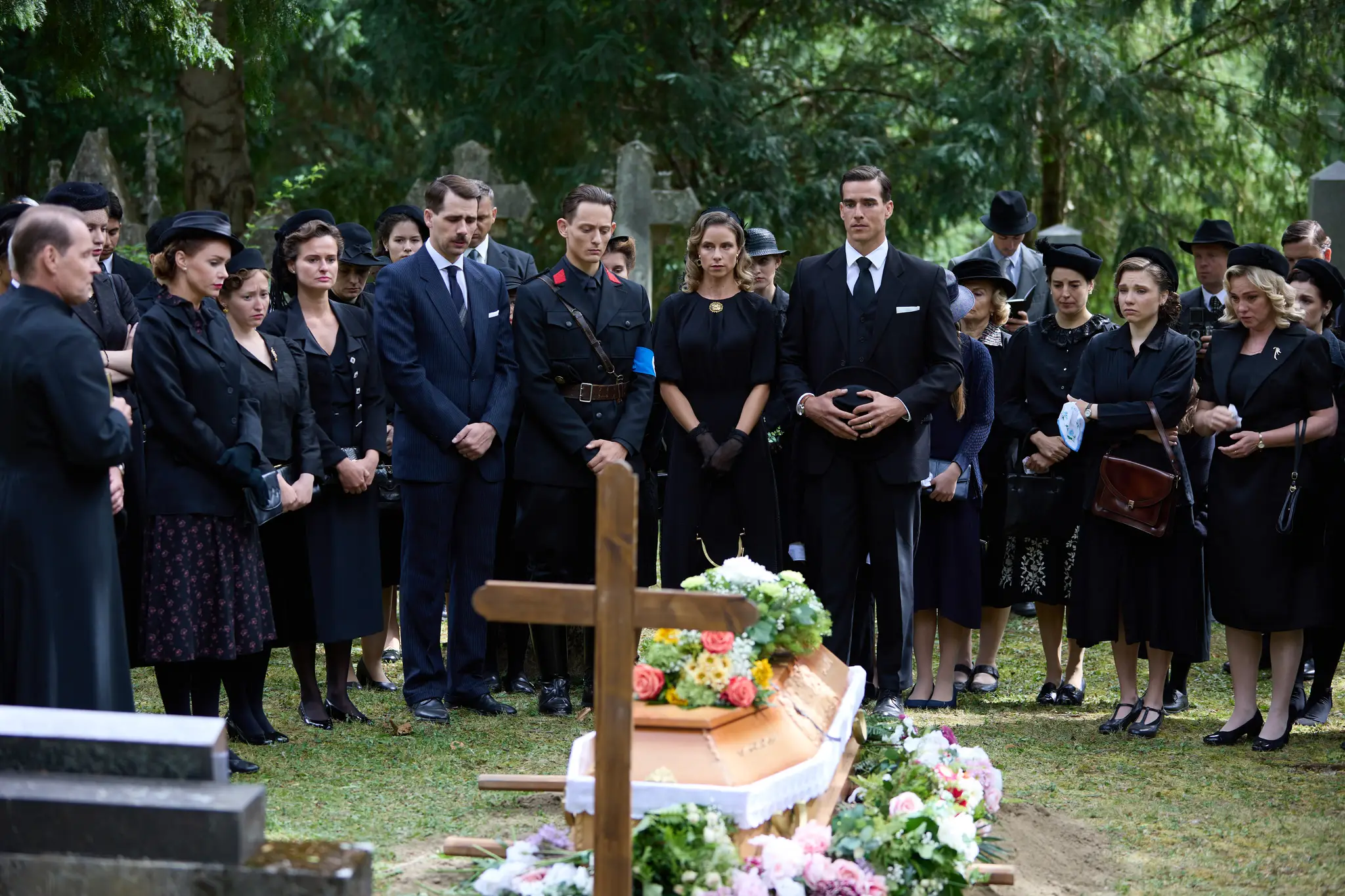 Filip Šebesta, Martin Klinčúch, Nela Pocisková, Adam Bardy, Lesana Krausková a Monika Hilmerová v seriáli Dunaj, k vašim službám