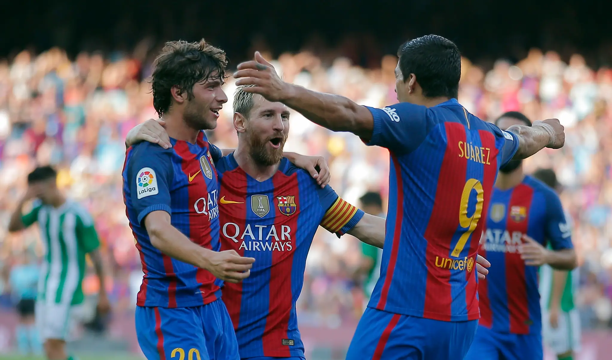 Hráči FC Barcelona sa radujú z gólu do siete Betisu Sevilla.