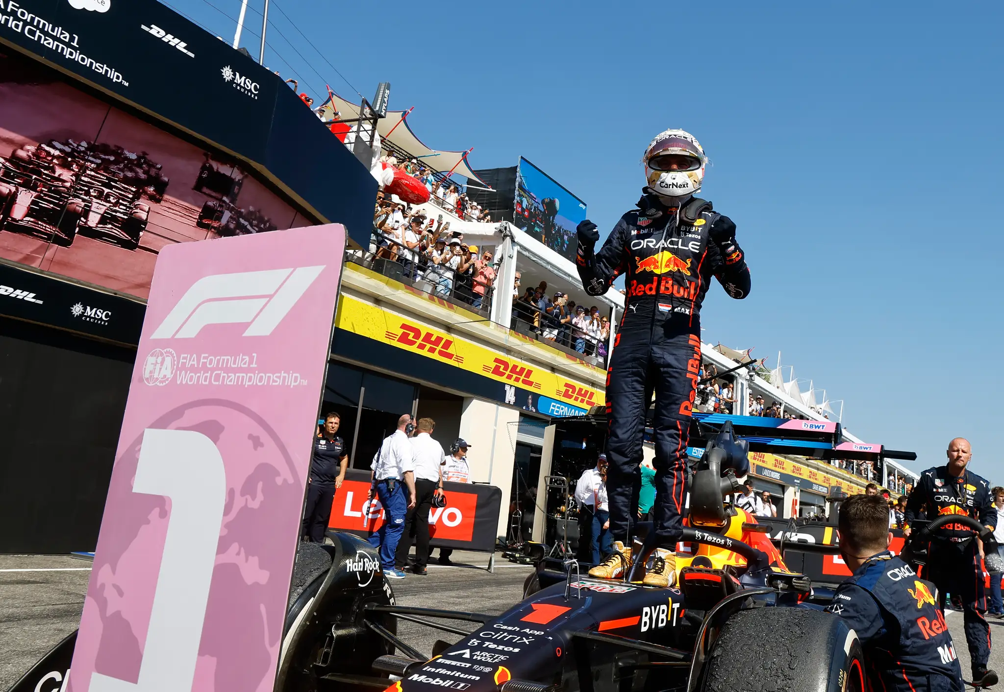 Holandský pilot formuly 1 Max Verstappen z tímu Red Bull oslavuje víťazstvo vo VC Francúzska.