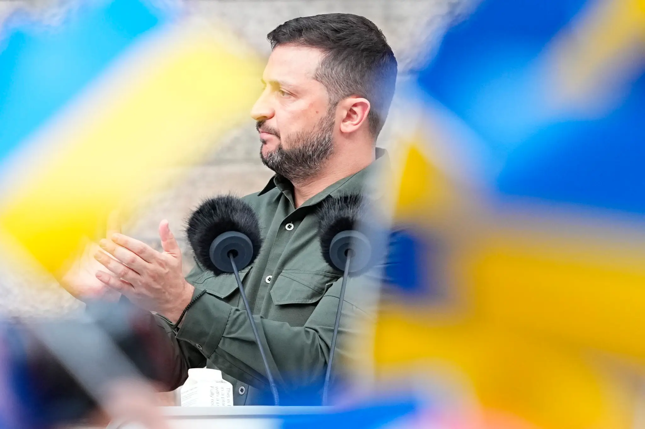 Ukrajinský prezident Volodymyr Zelenskyj tlieska pred davom ľudí pred budovou dánskeho parlamentu v Kodani.