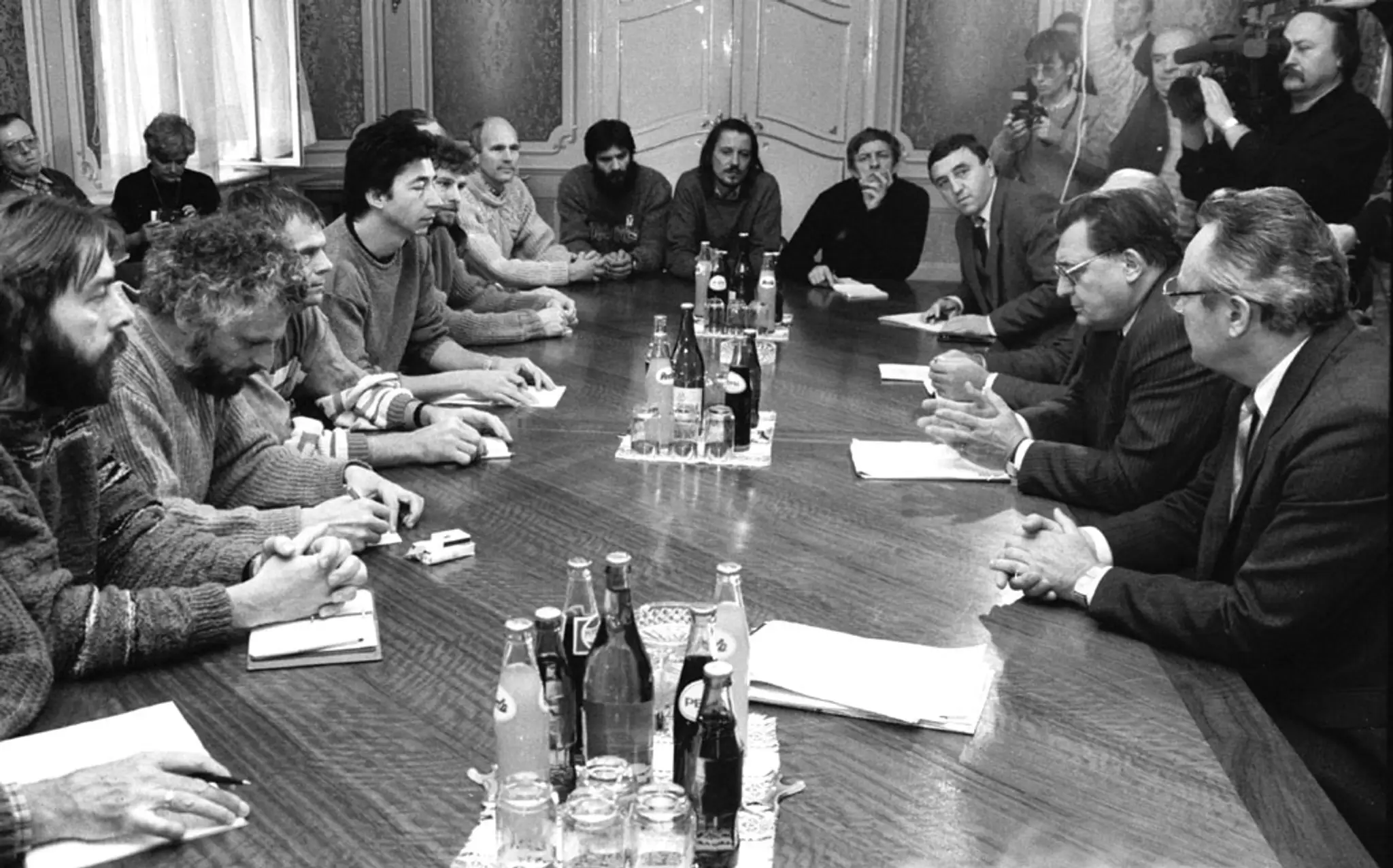 Predstavitelia vlády SSR stretli sa 30. novembra 1989 v Bratislave so zástupcami občianskej iniciatívy Verejnosť proti násiliu.