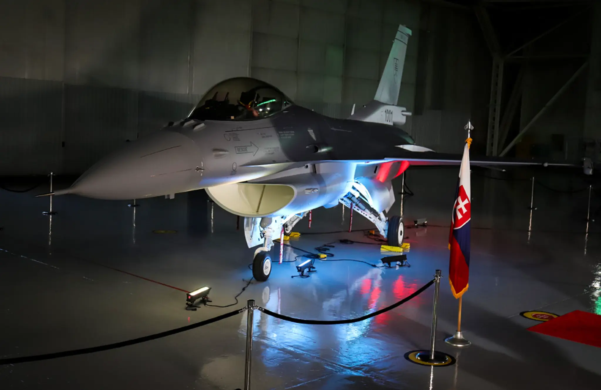 Na snímke prvá stíhačka F-16 so slovenským znakom.