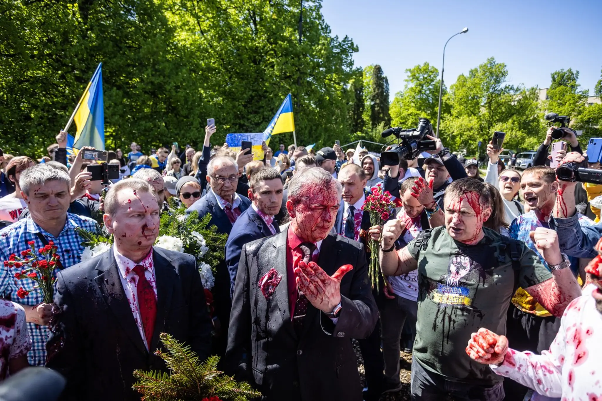 Ruský veľvyslanec v Poľsku Sergej Andrejev chcel pri príležitosti Dňa víťazstva na varšavskom cintoríne položiť kvety na pamiatku sovietskych vojakov. Proukrajinskí demonštranti ho obliali červenou farbou. 
