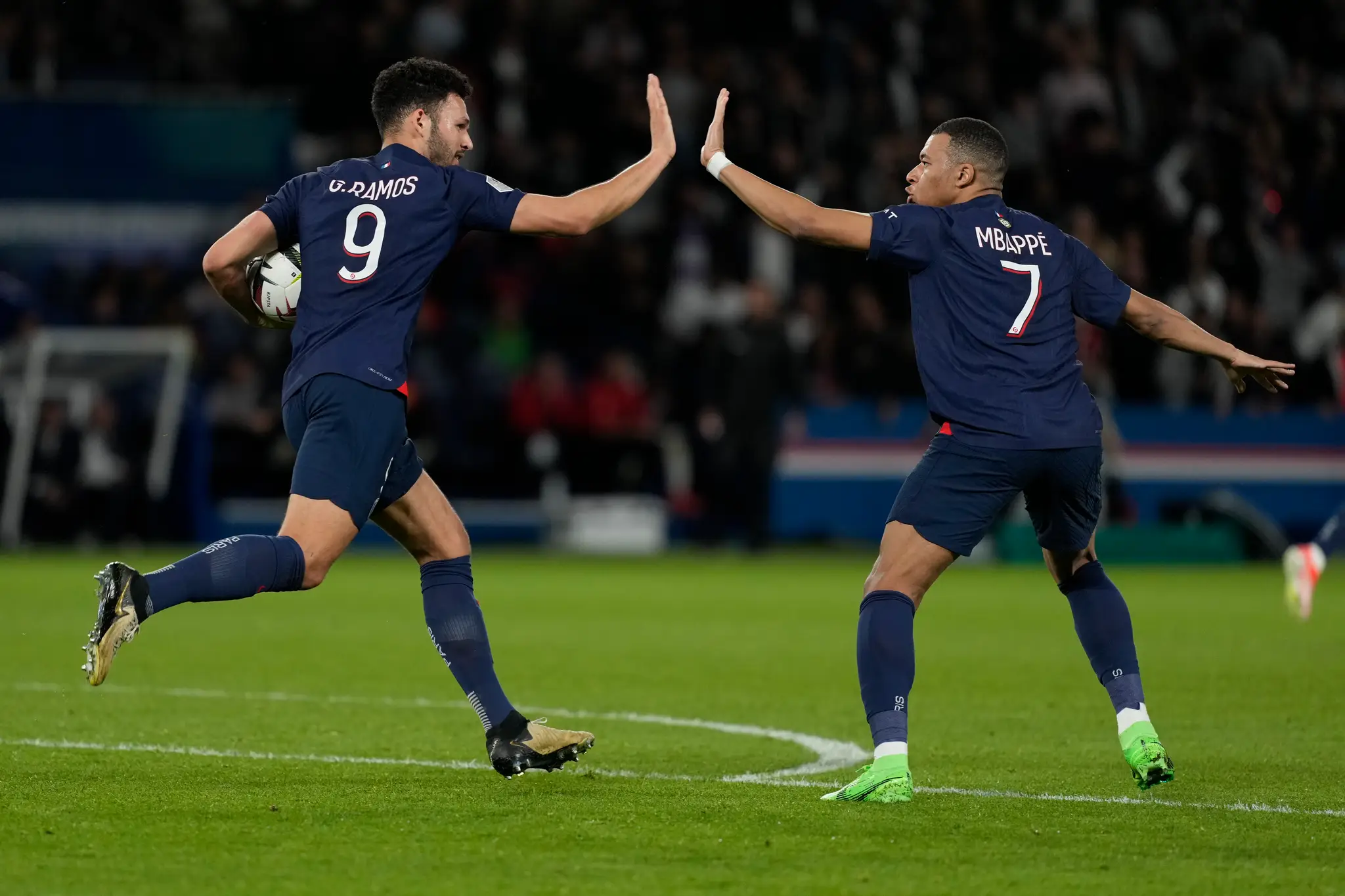 Hráči PSG Goncalo Ramos (vľavo) a Kylian Mbappe sa tešia z gólu.