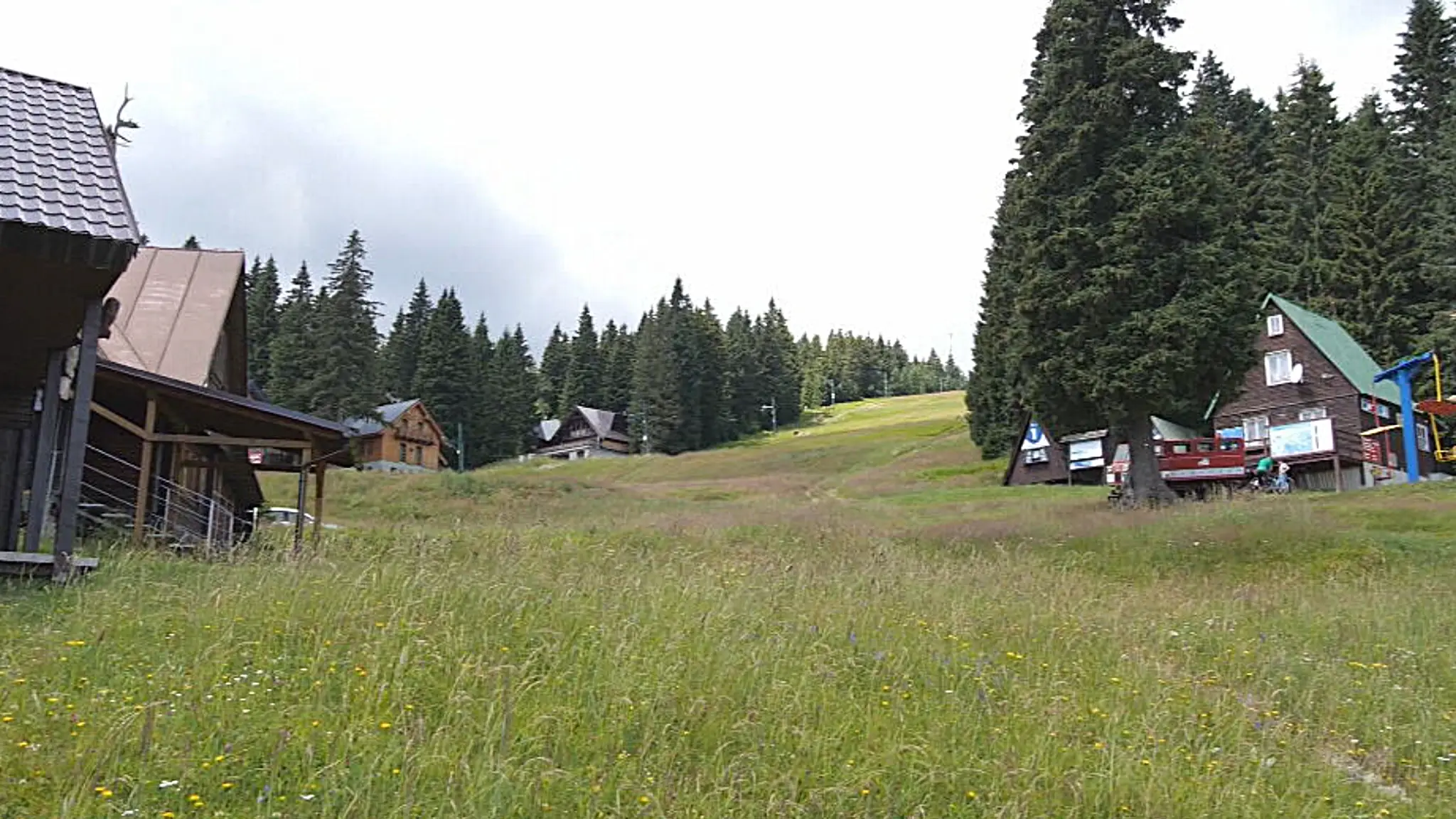 Turisti sa dočkajú lanovky na Mariánske hole. 
