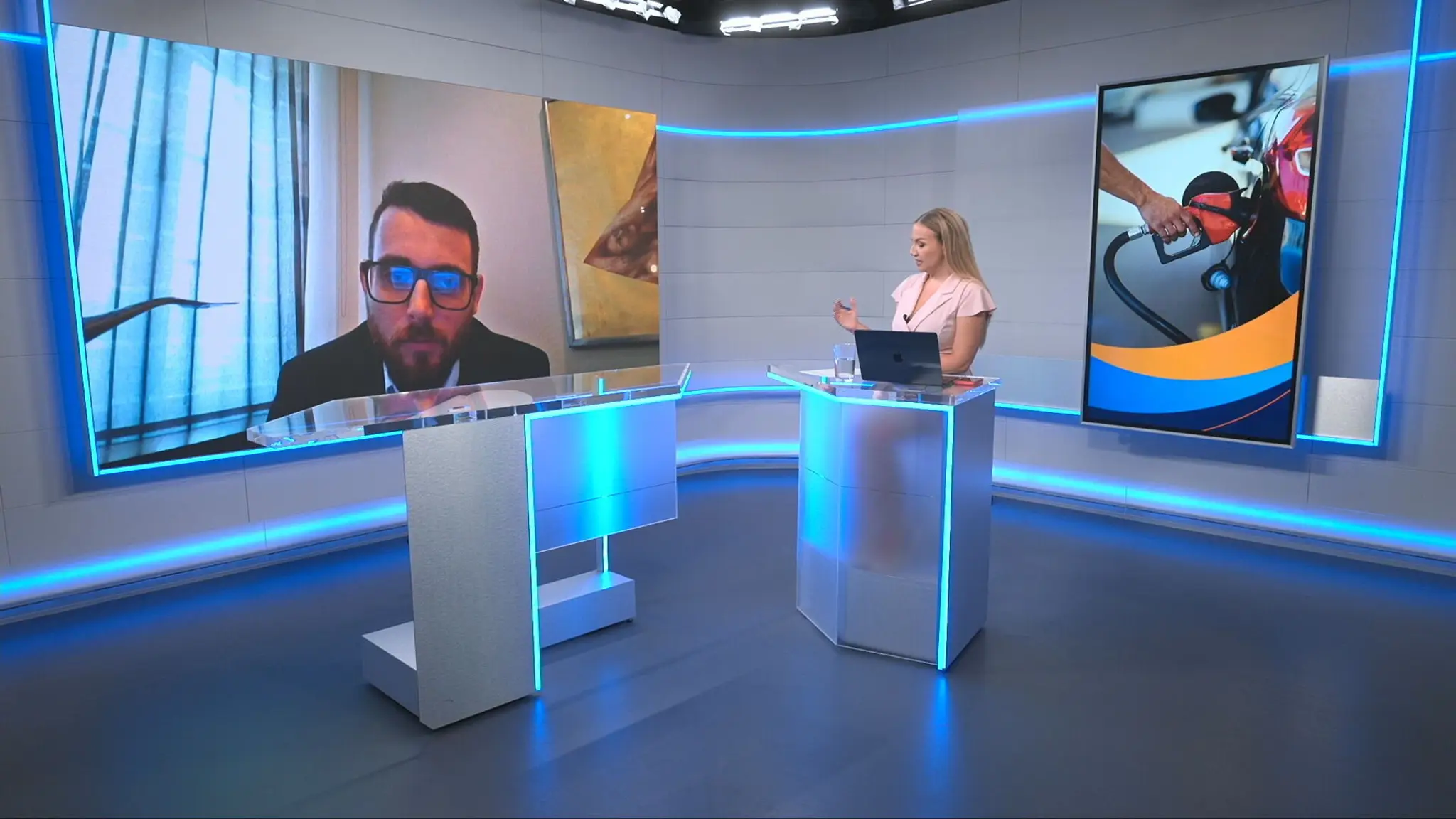 Ceny benzínu a nafty na Slovensku klesajú vďaka lacnejšej rope.